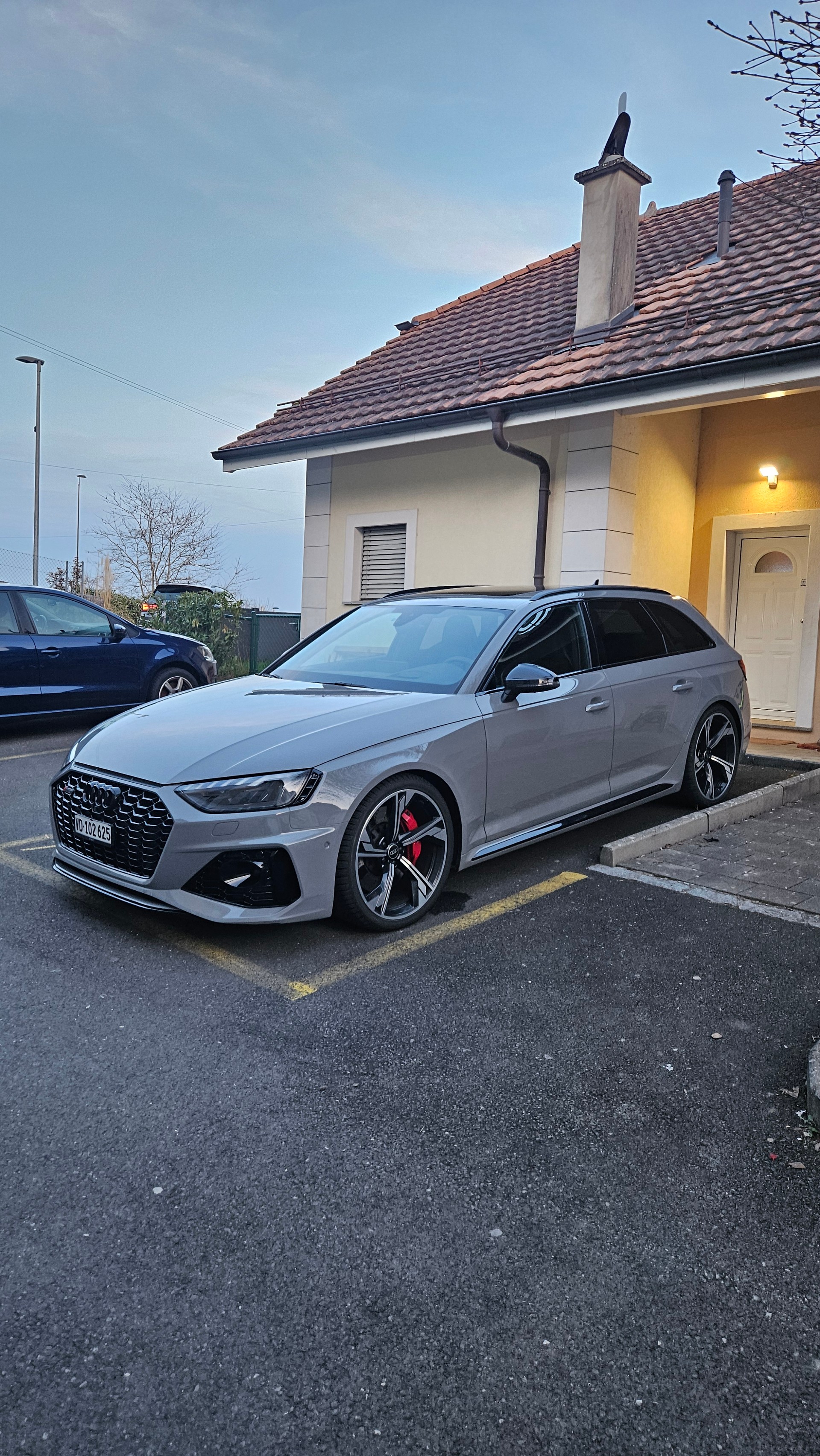 AUDI RS4 Avant quattro tiptronic-image-0
