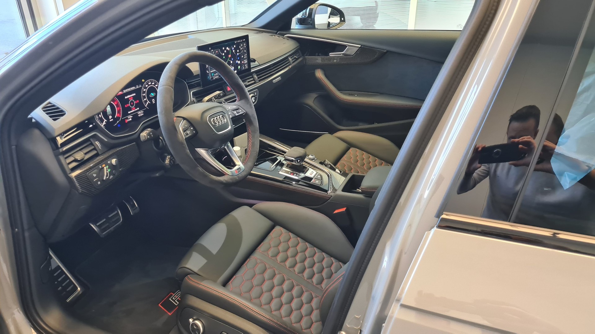 AUDI RS4 Avant quattro tiptronic-image-6