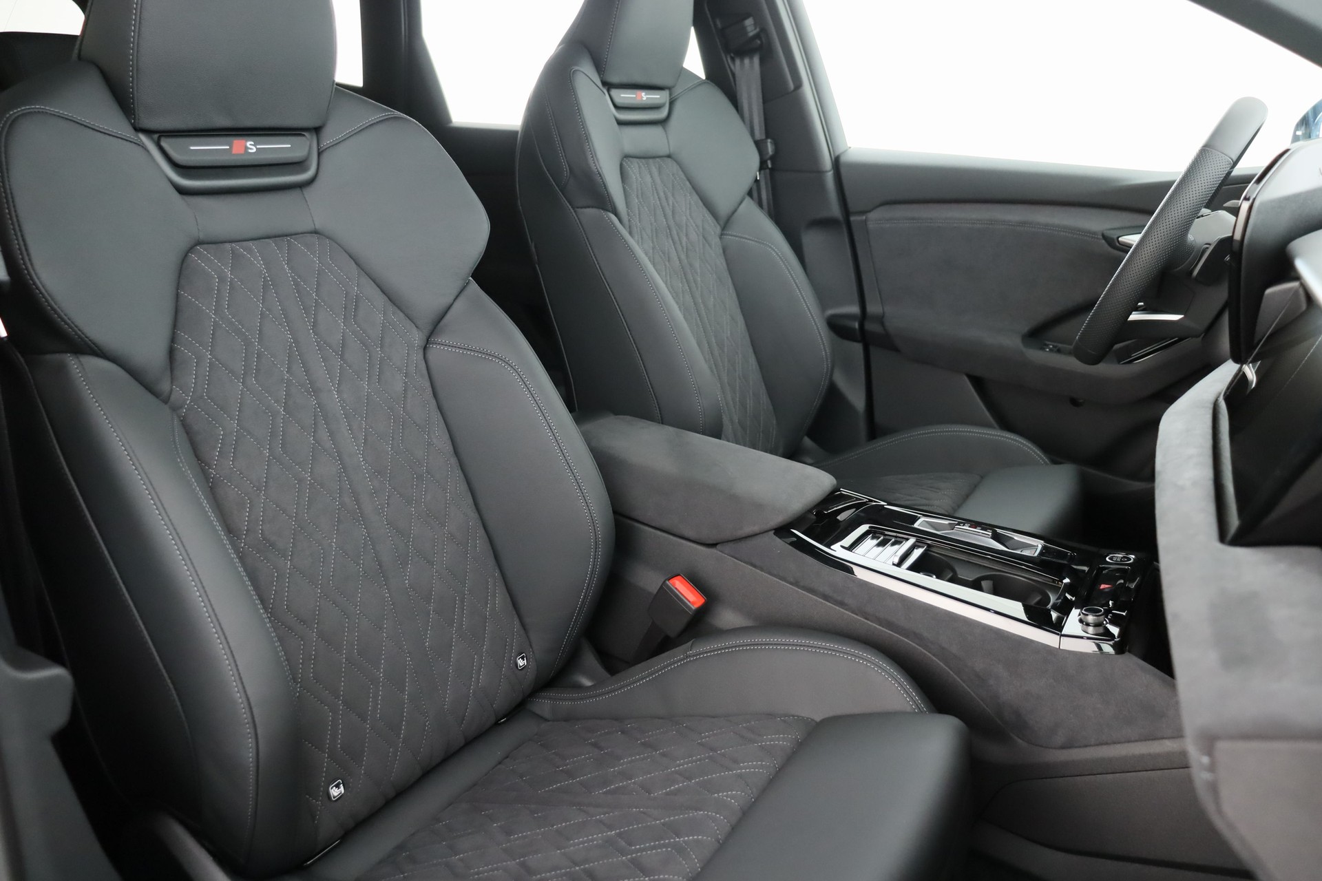 AUDI Q6 e-tron quattro-image-12