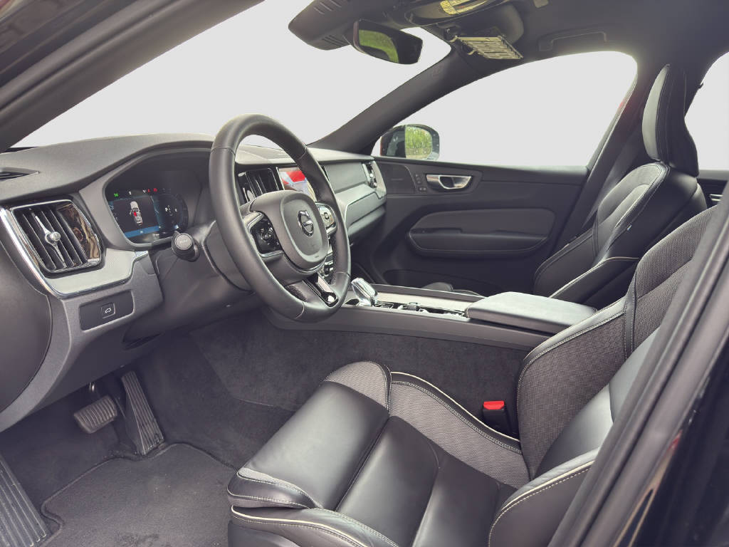 VOLVO XC60 2.0 B5 MH Plus Dark AWD-image-5