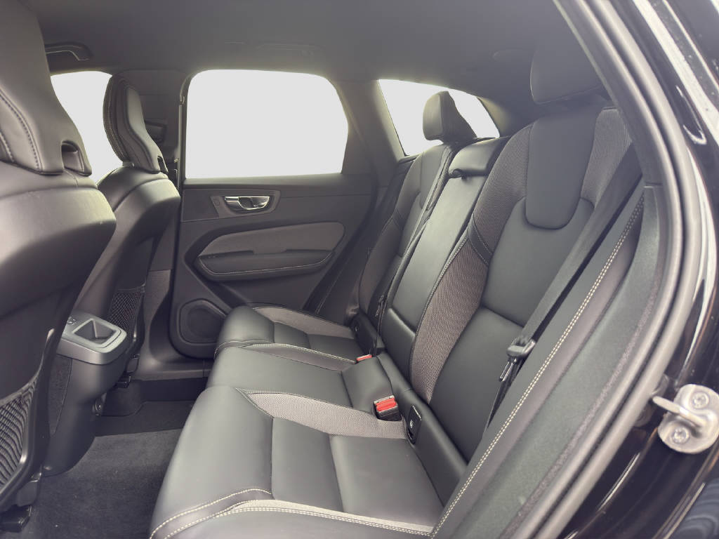 VOLVO XC60 2.0 B5 MH Plus Dark AWD-image-8