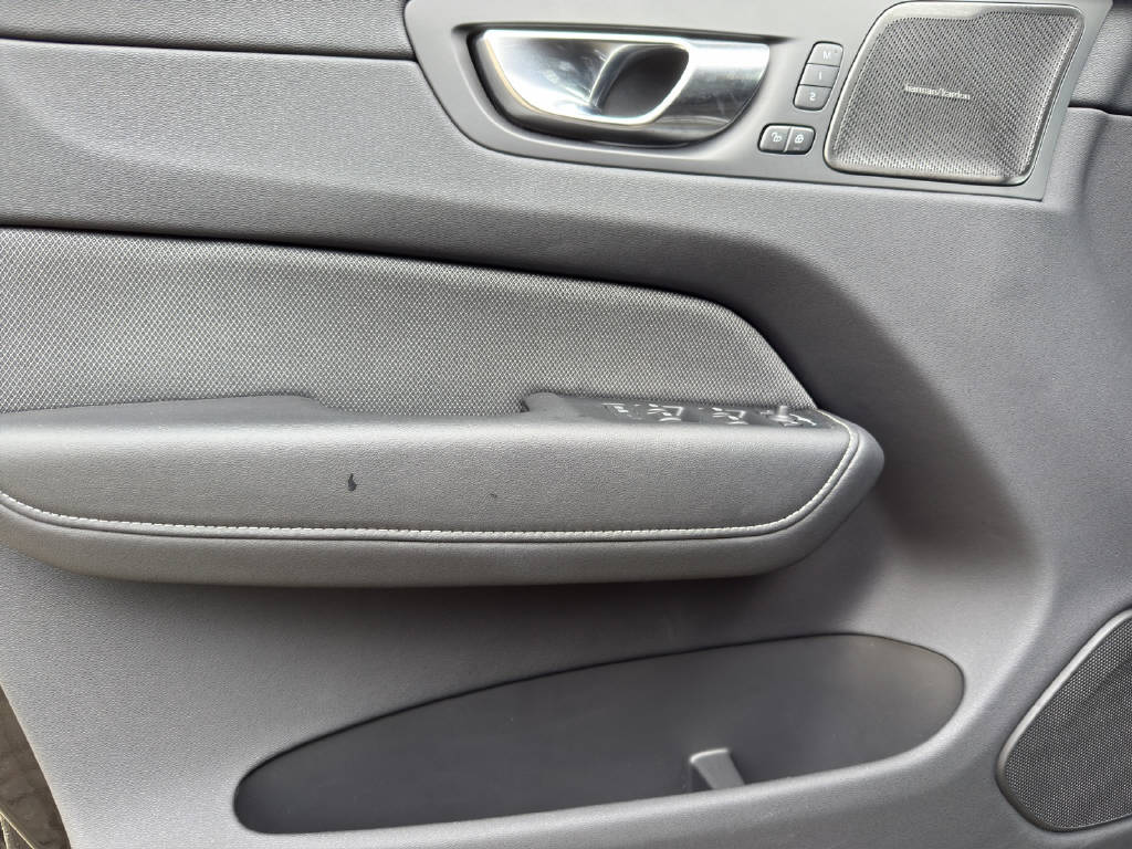 VOLVO XC60 2.0 B5 MH Plus Dark AWD-image-4