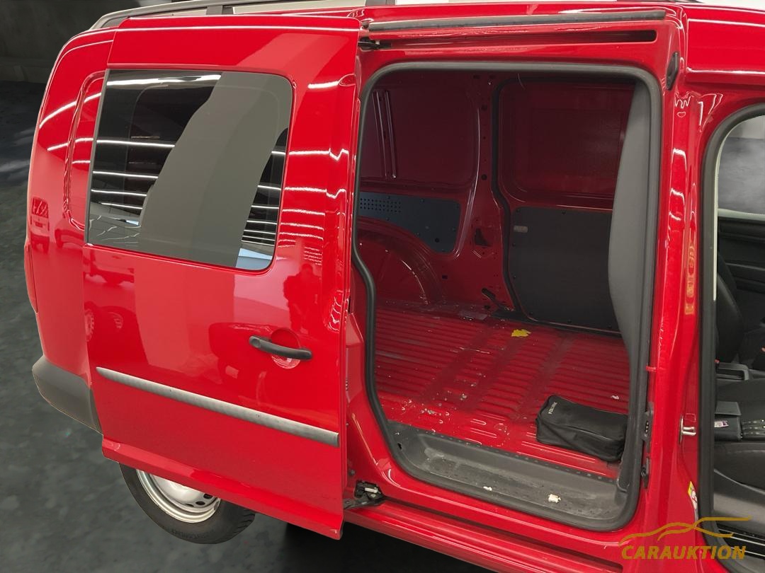 VW Caddy Maxi 2.0TDI BlueMotion Technology-image-4