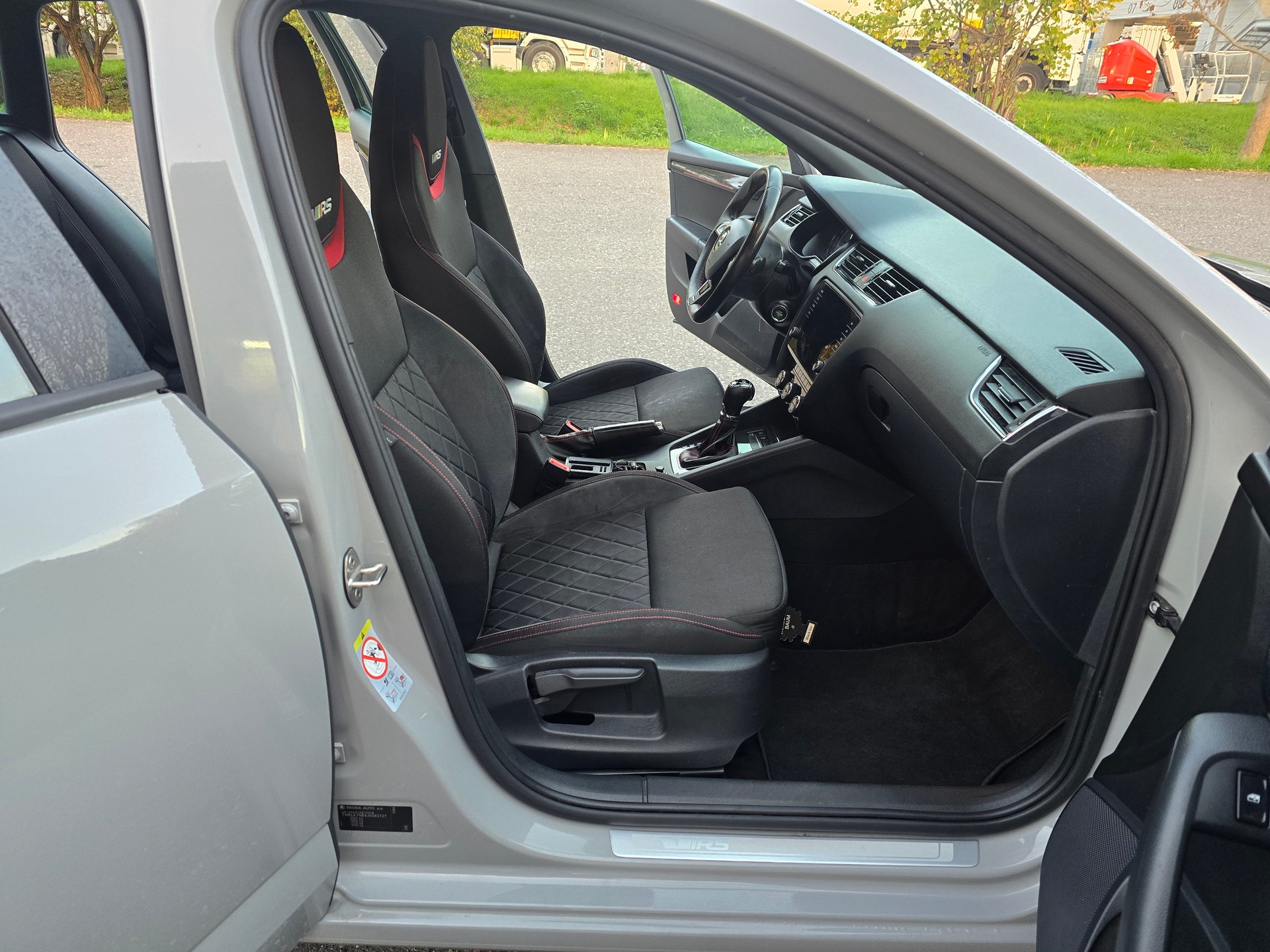 SKODA Octavia Combi 2.0 TDI RS 4x4 DSG-image-13
