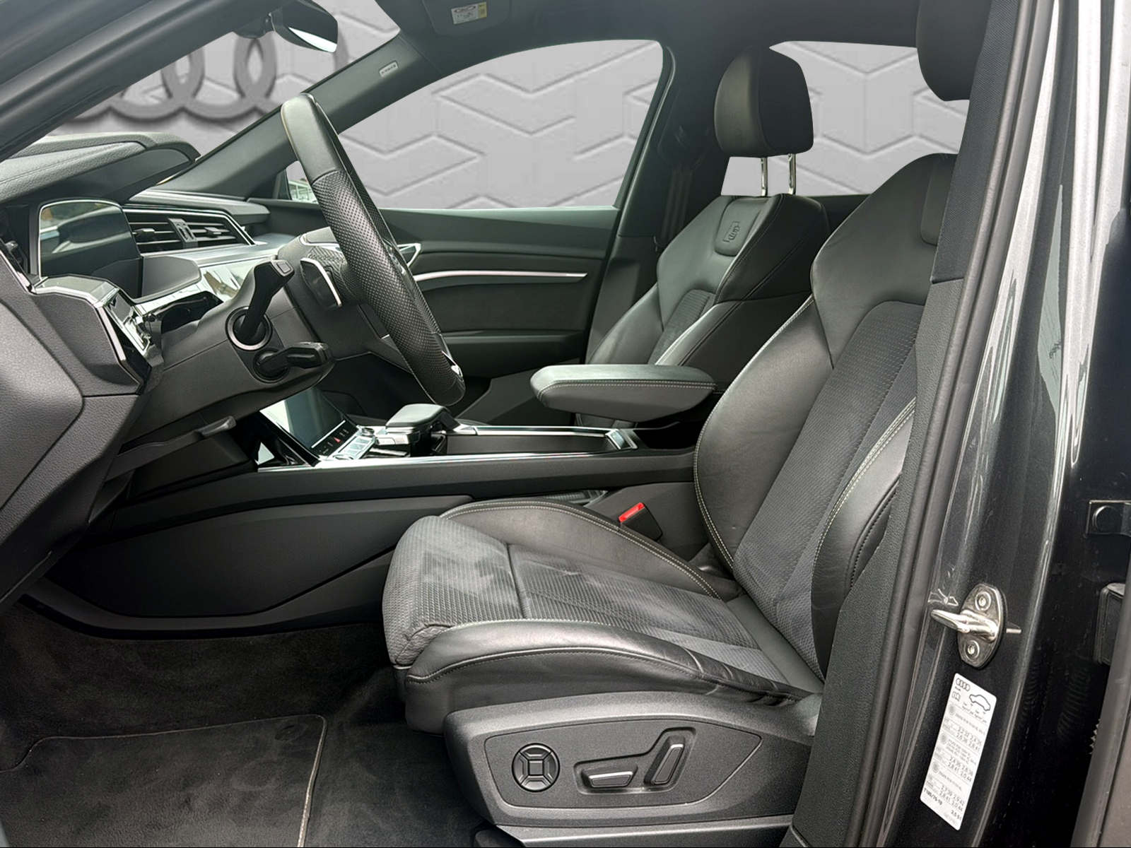 AUDI e-tron 55 S Line Black Edition quattro-image-10