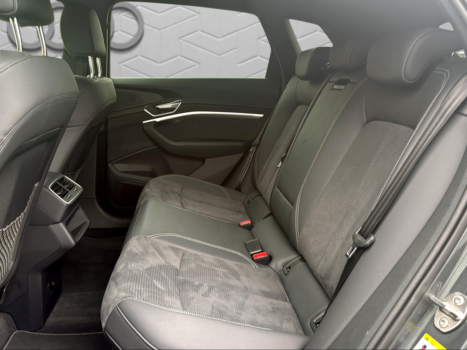 AUDI e-tron 55 S Line Black Edition quattro-image-15