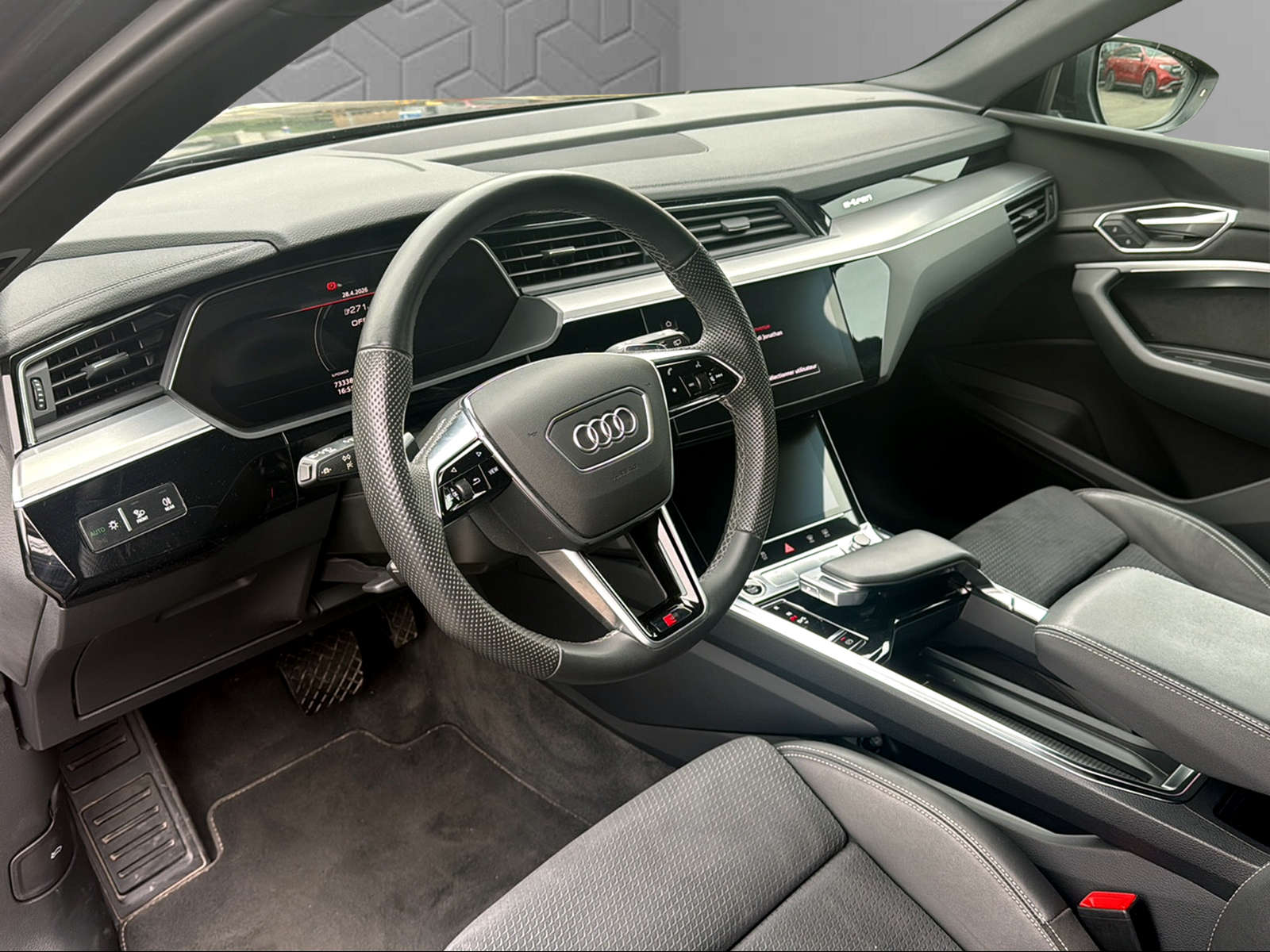 AUDI e-tron 55 S Line Black Edition quattro-image-11