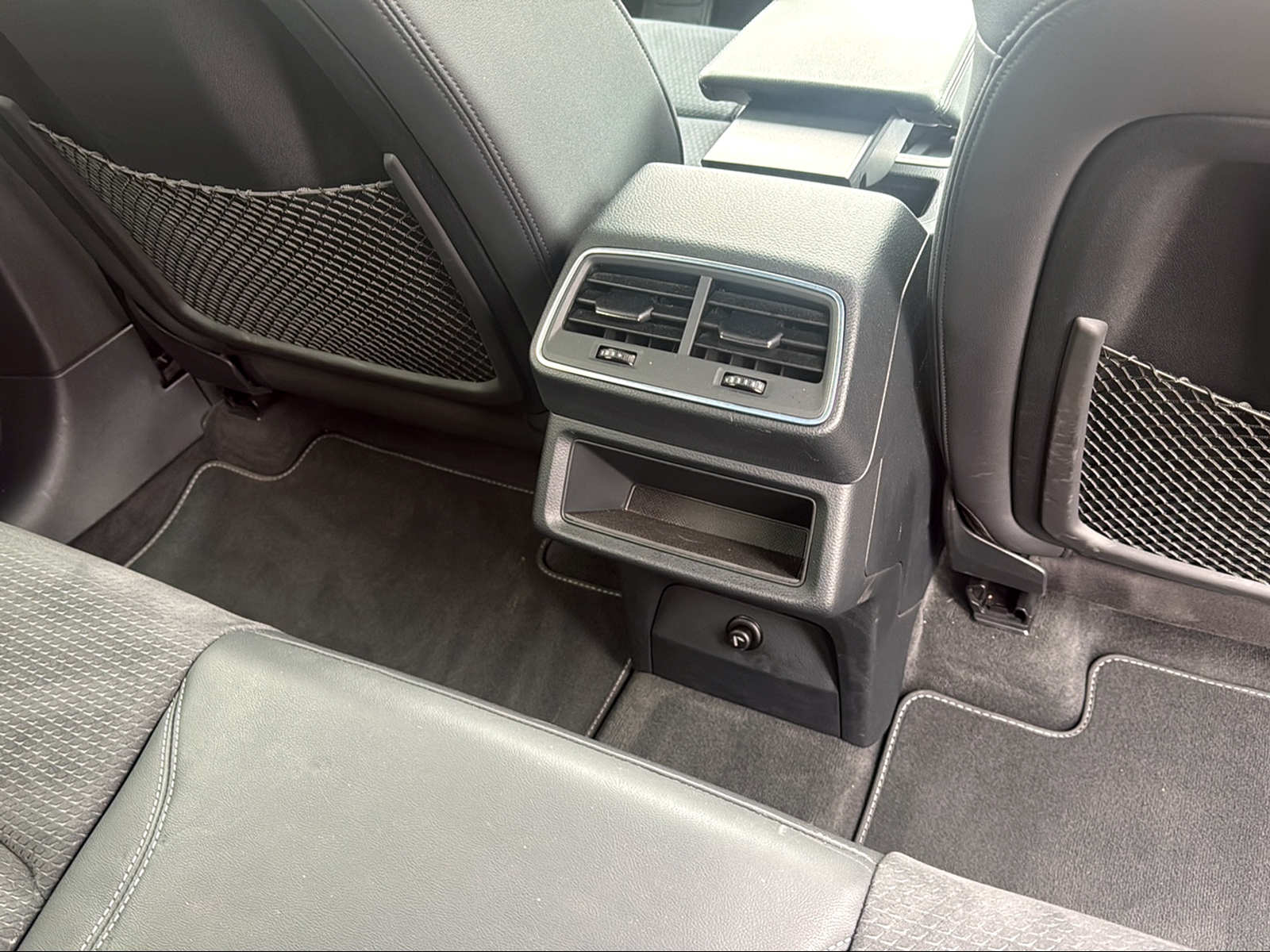 AUDI e-tron 55 S Line Black Edition quattro-image-16