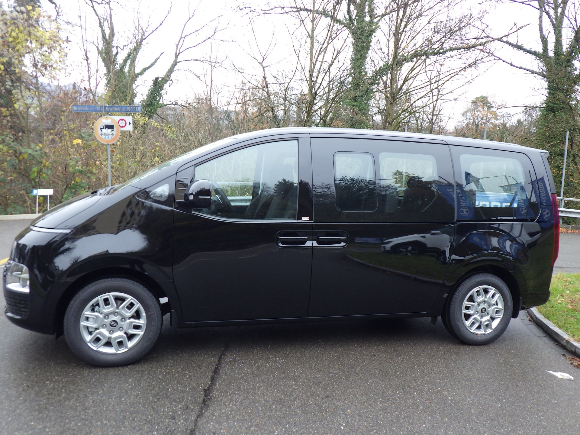 HYUNDAI Staria Wagon 1.6 T-GDi HEV Amplia A-showroom-element-1