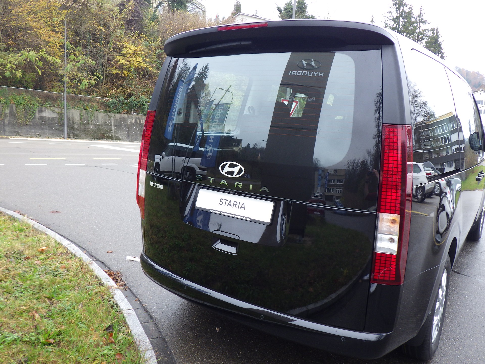 HYUNDAI Staria Wagon 1.6 T-GDi HEV Amplia A-showroom-element-2