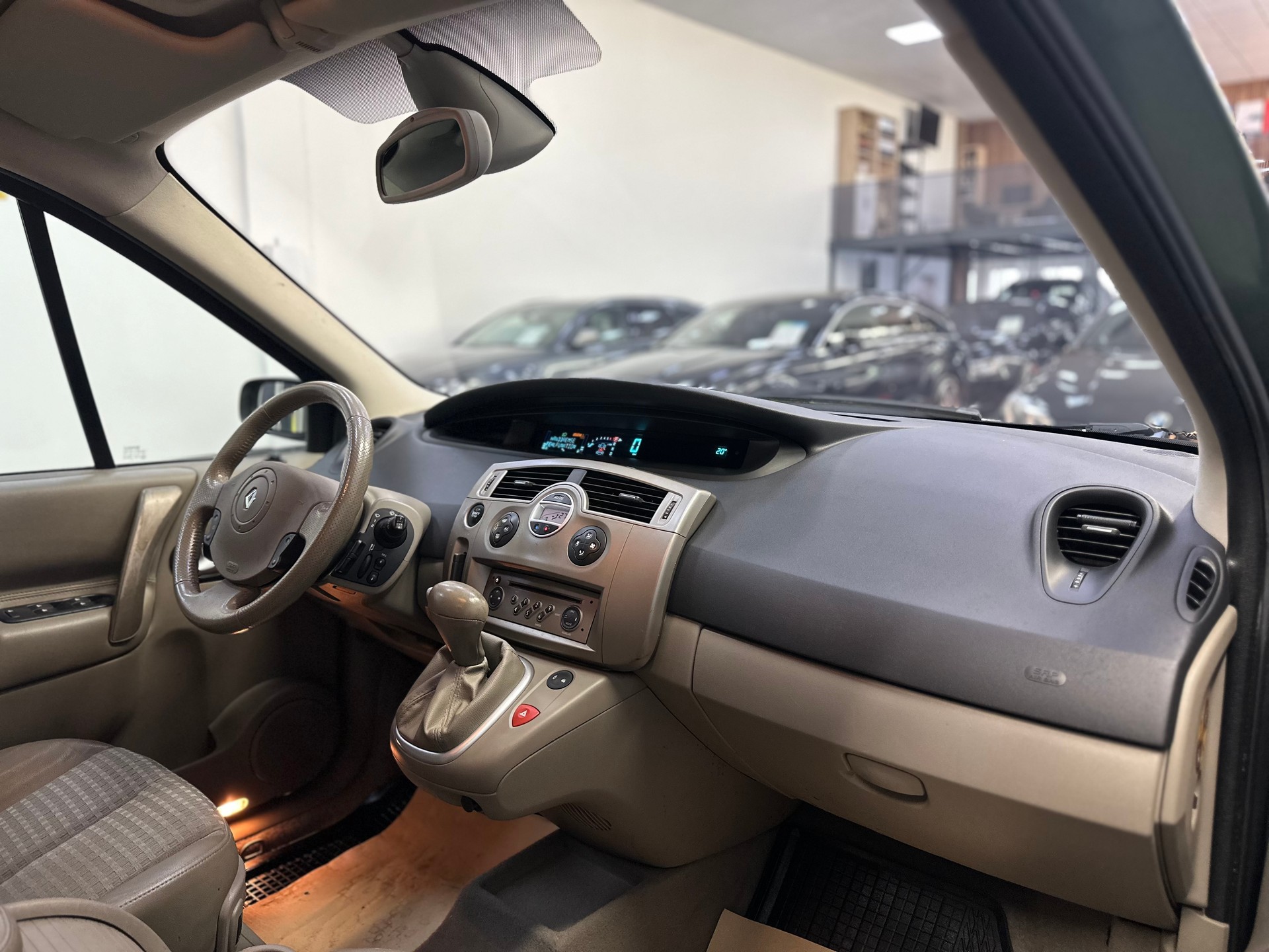 RENAULT Scénic 2.0 16V Dynamique-image-9