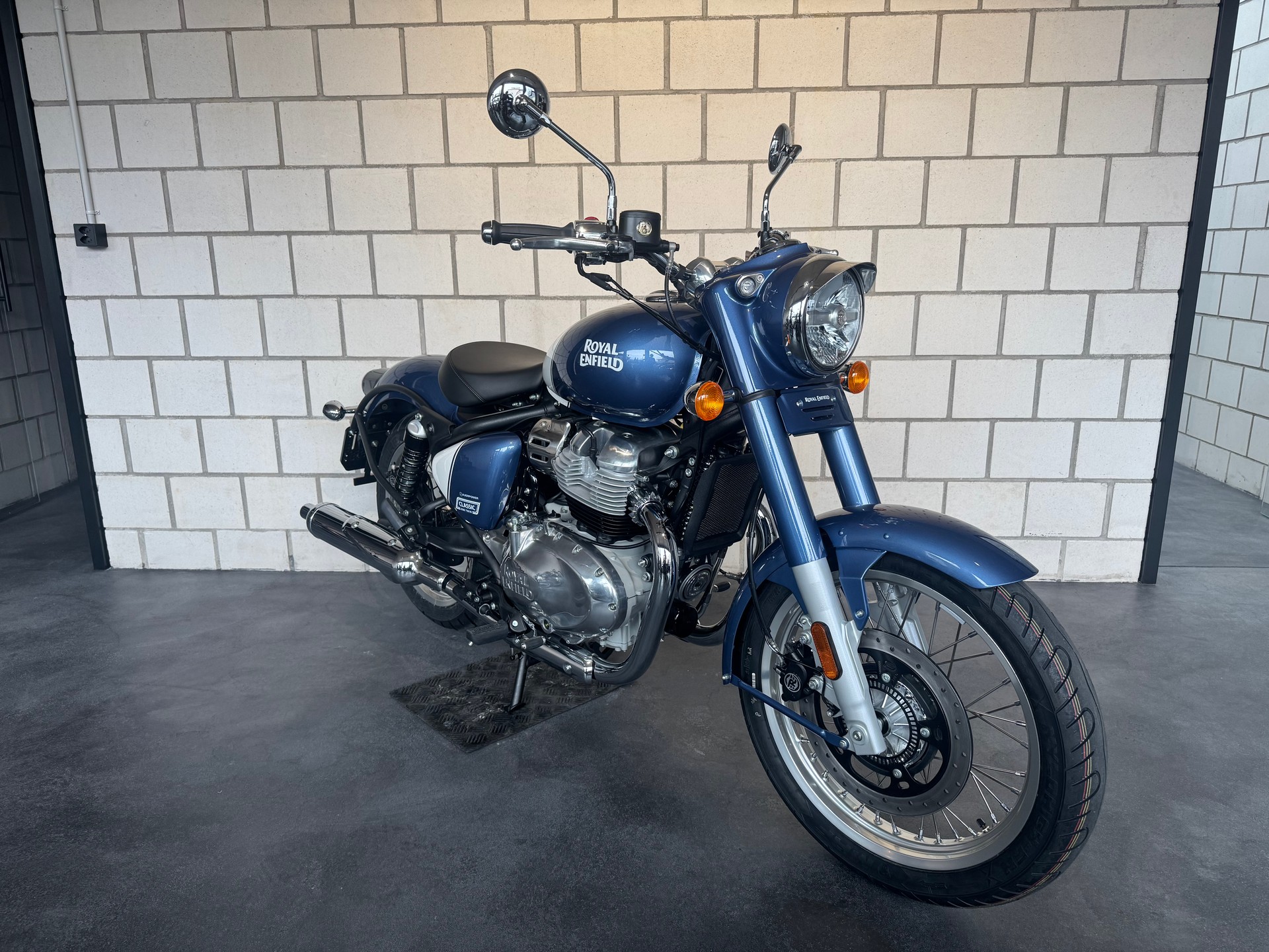 ROYAL ENFIELD Classic 650 Base-showroom-element-1