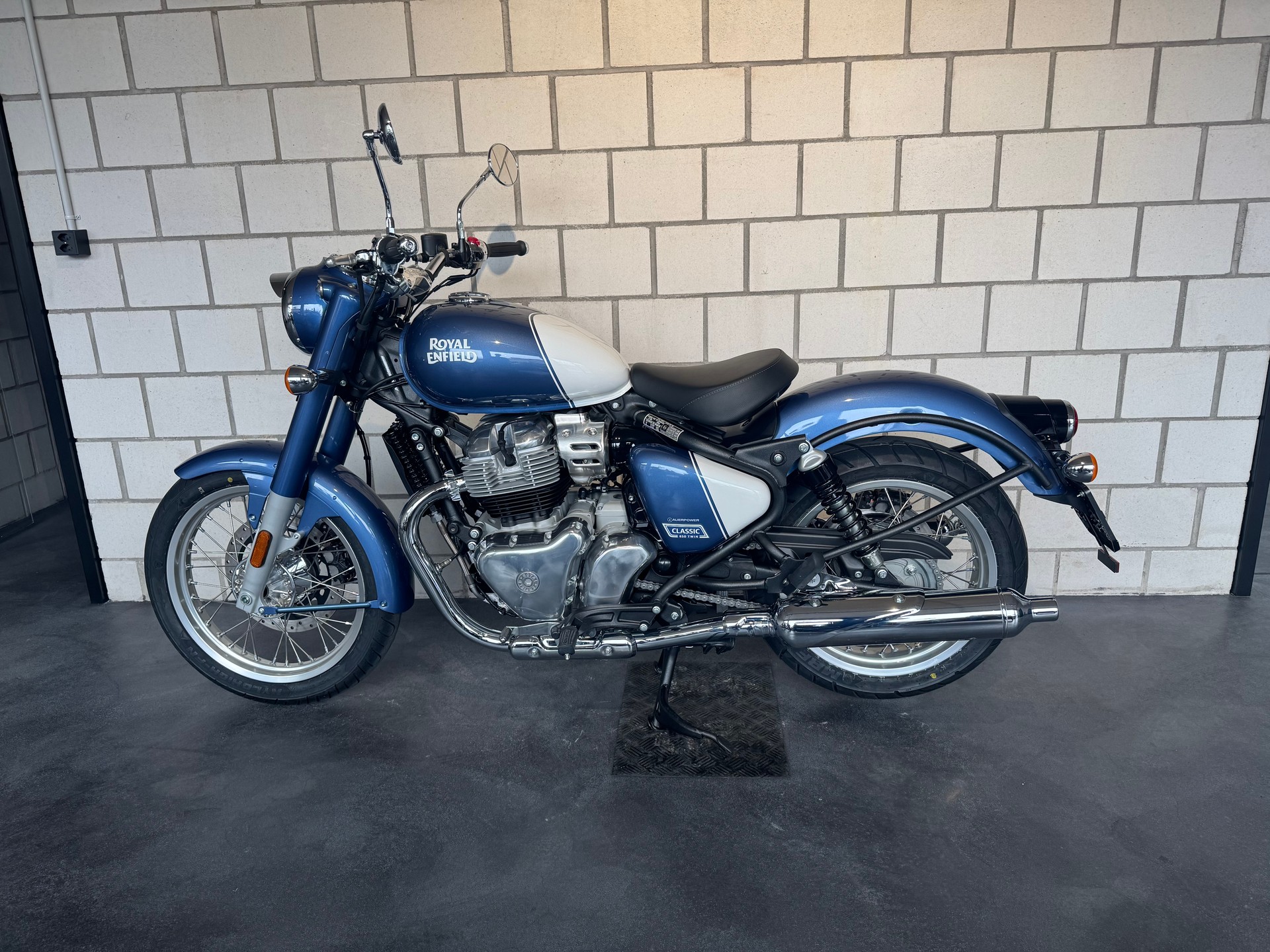 ROYAL ENFIELD Classic 650 Base-showroom-element-3