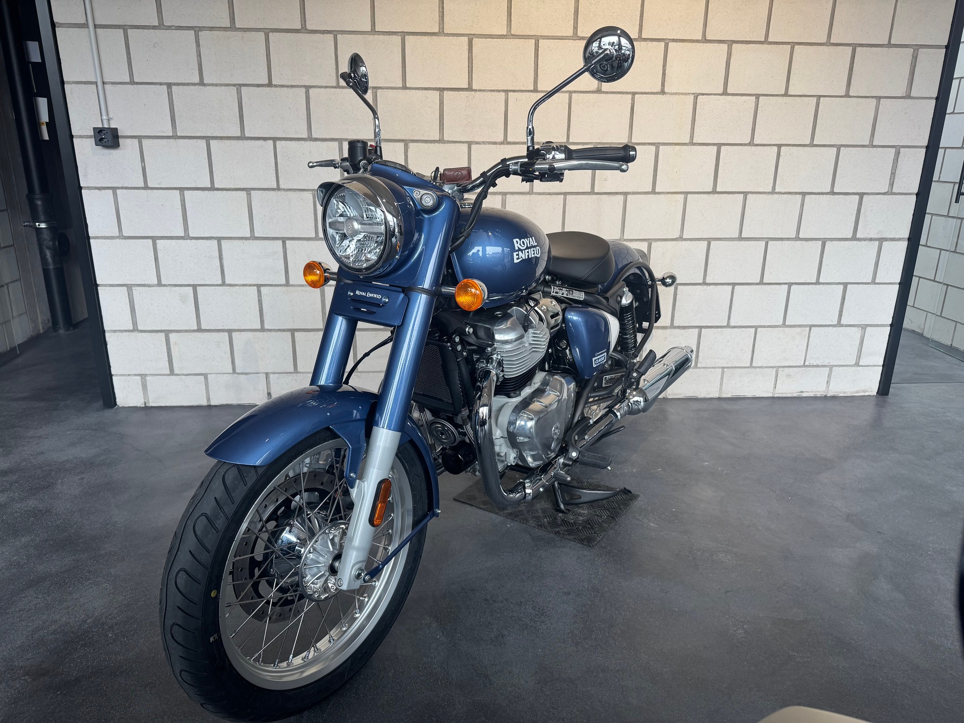 ROYAL ENFIELD Classic 650 Base-showroom-element-2