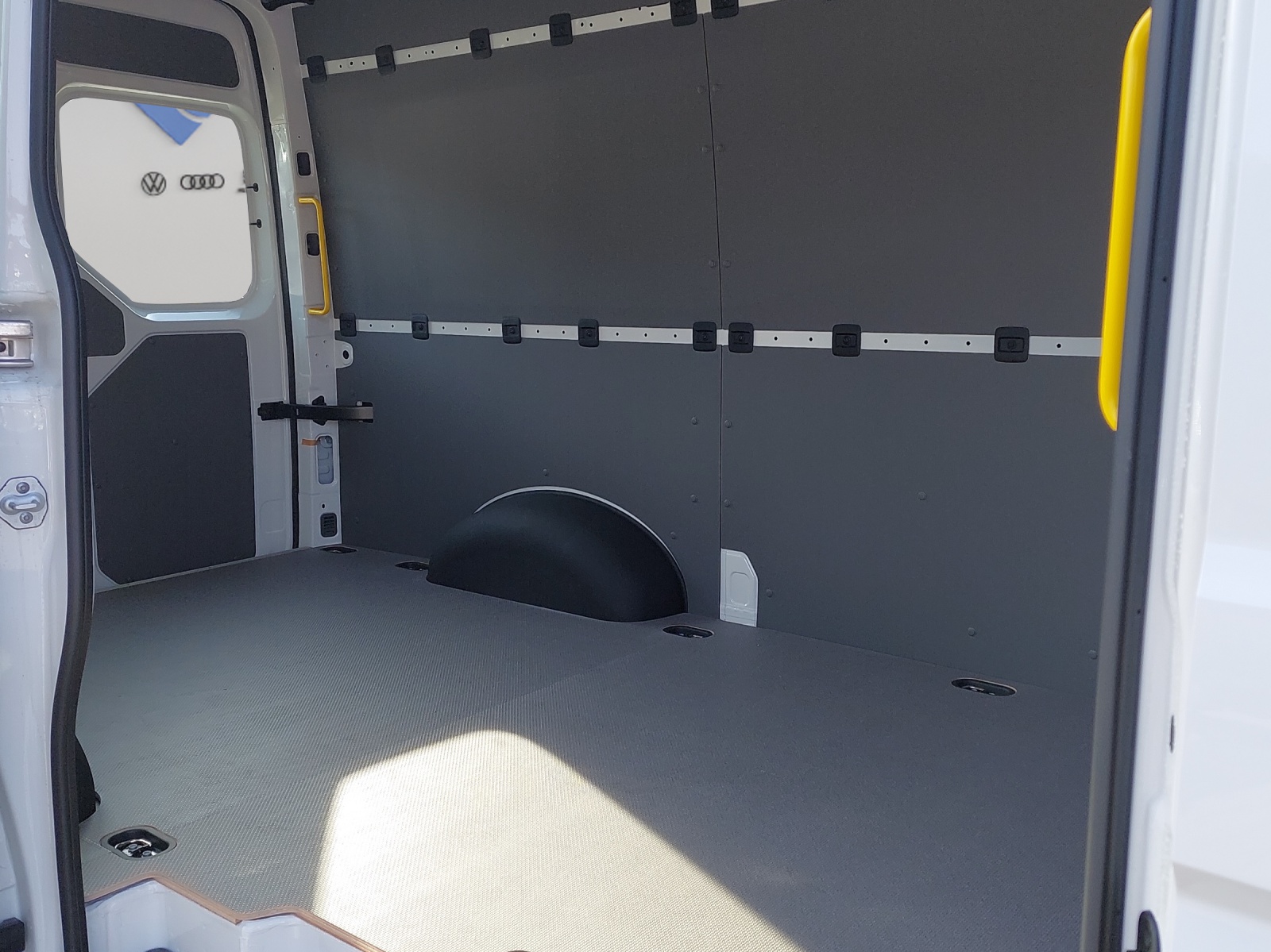 VW Crafter Kastenwagen 4 Motion-image-8