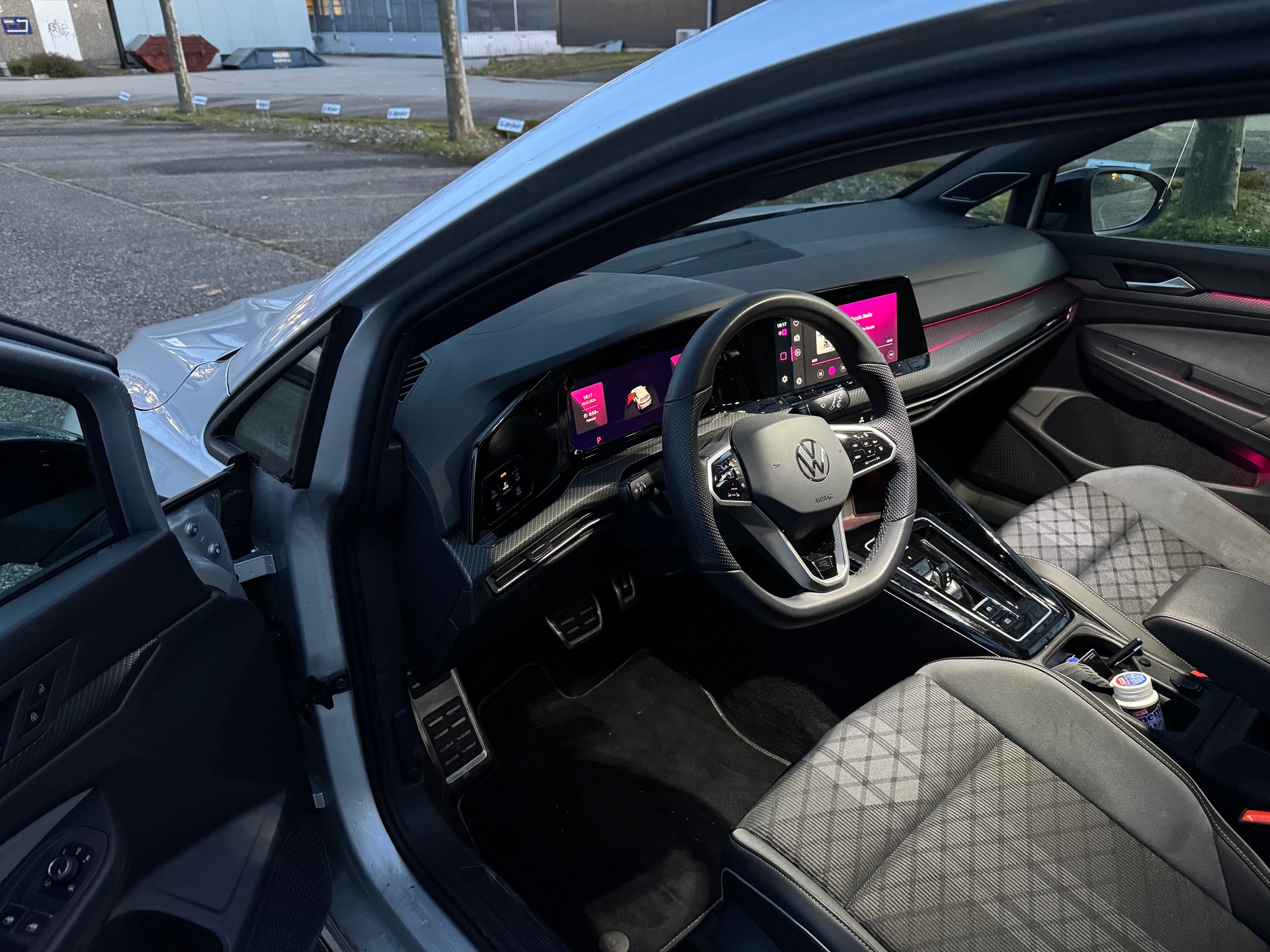 VW Golf 1.5 eTSI mHEV ACT R-Line 75 Edition DSG-image-3