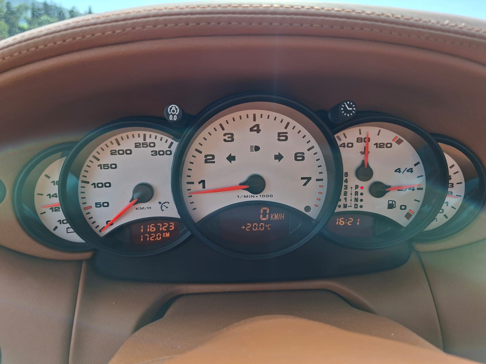 PORSCHE 911 Carrera 4 Millenium-image-10