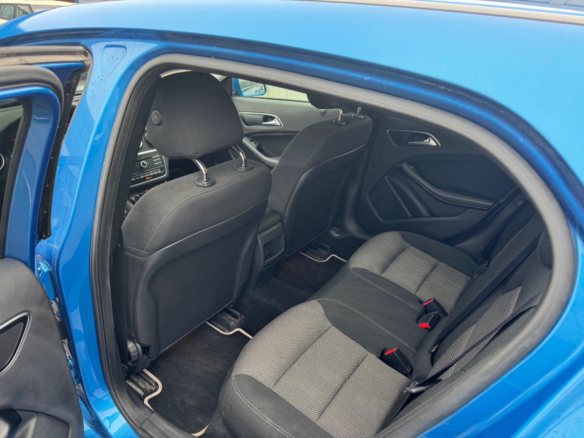 MERCEDES-BENZ GLA 200 CDI Swiss Star Edition 4Matic 7G-DCT-image-9
