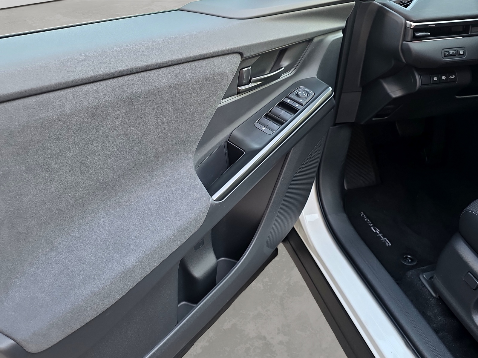 TOYOTA C-HR+ Style AWD-image-11