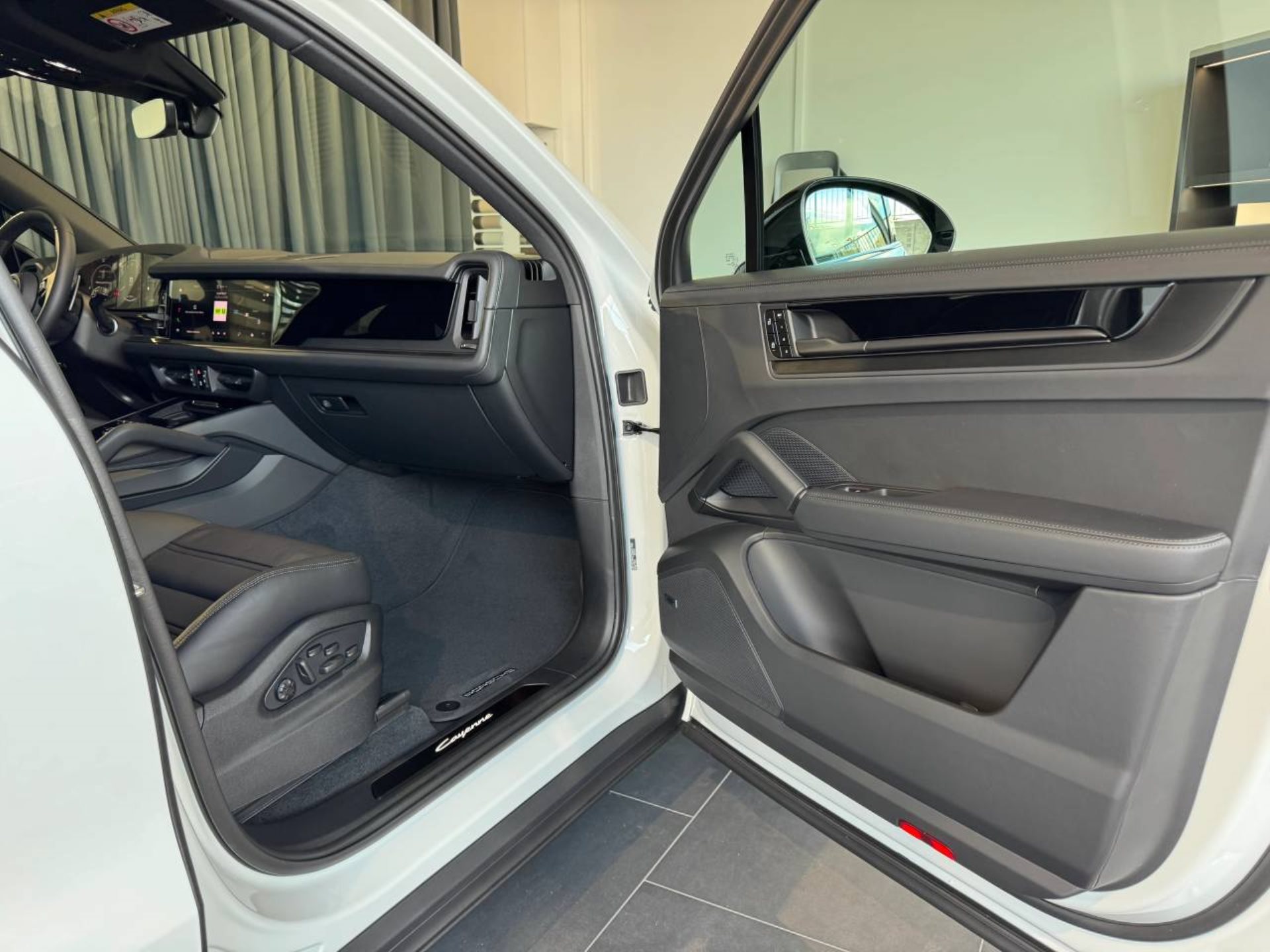 PORSCHE Cayenne Black Edition-image-22