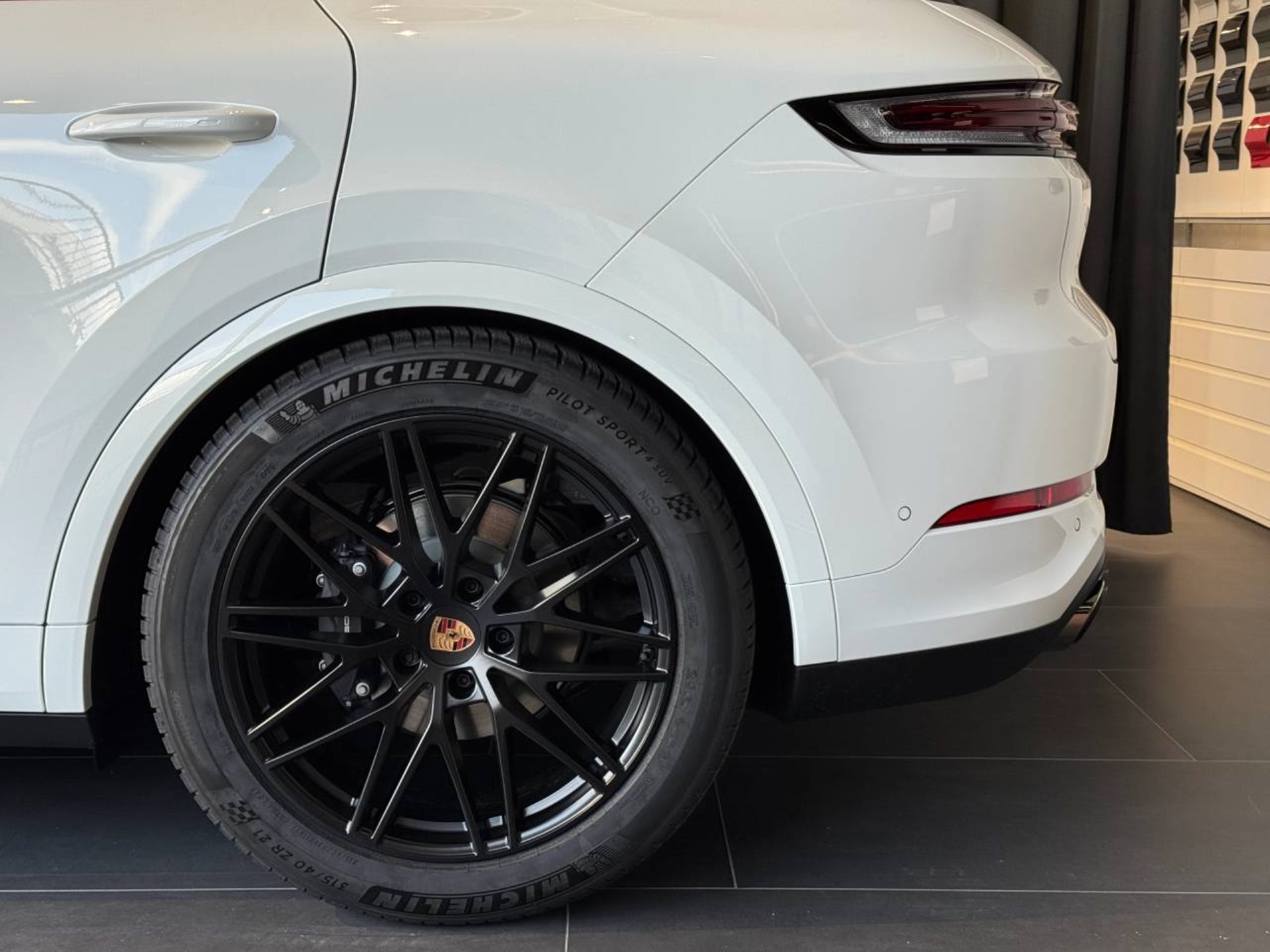 PORSCHE Cayenne Black Edition-image-11