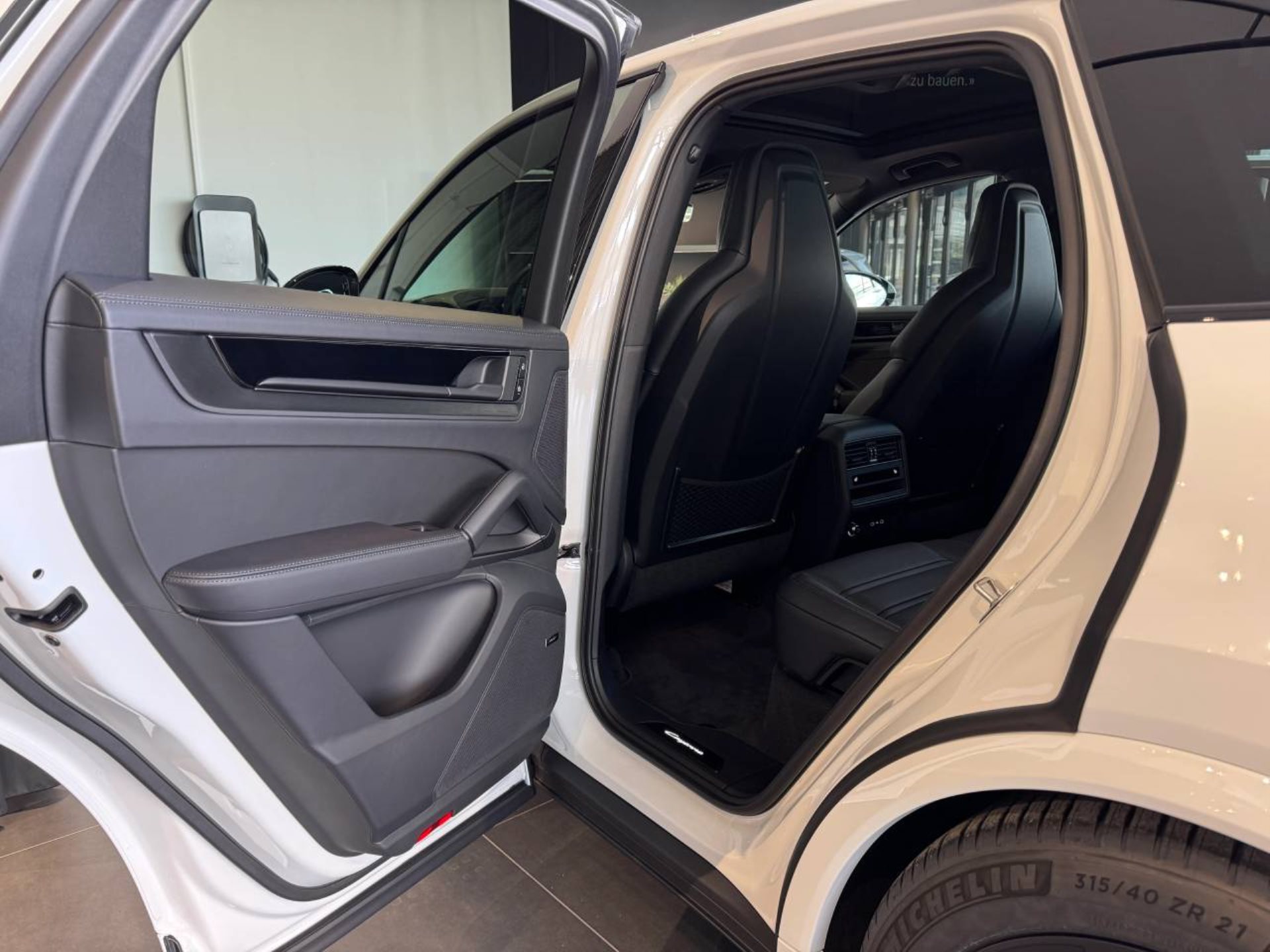 PORSCHE Cayenne Black Edition-image-25