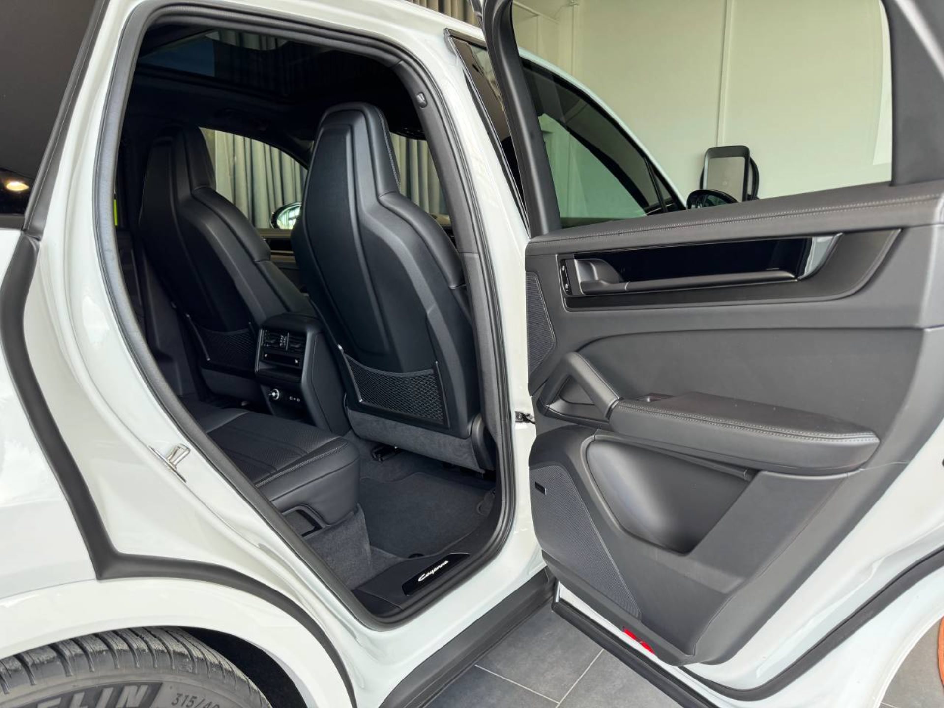 PORSCHE Cayenne Black Edition-image-28