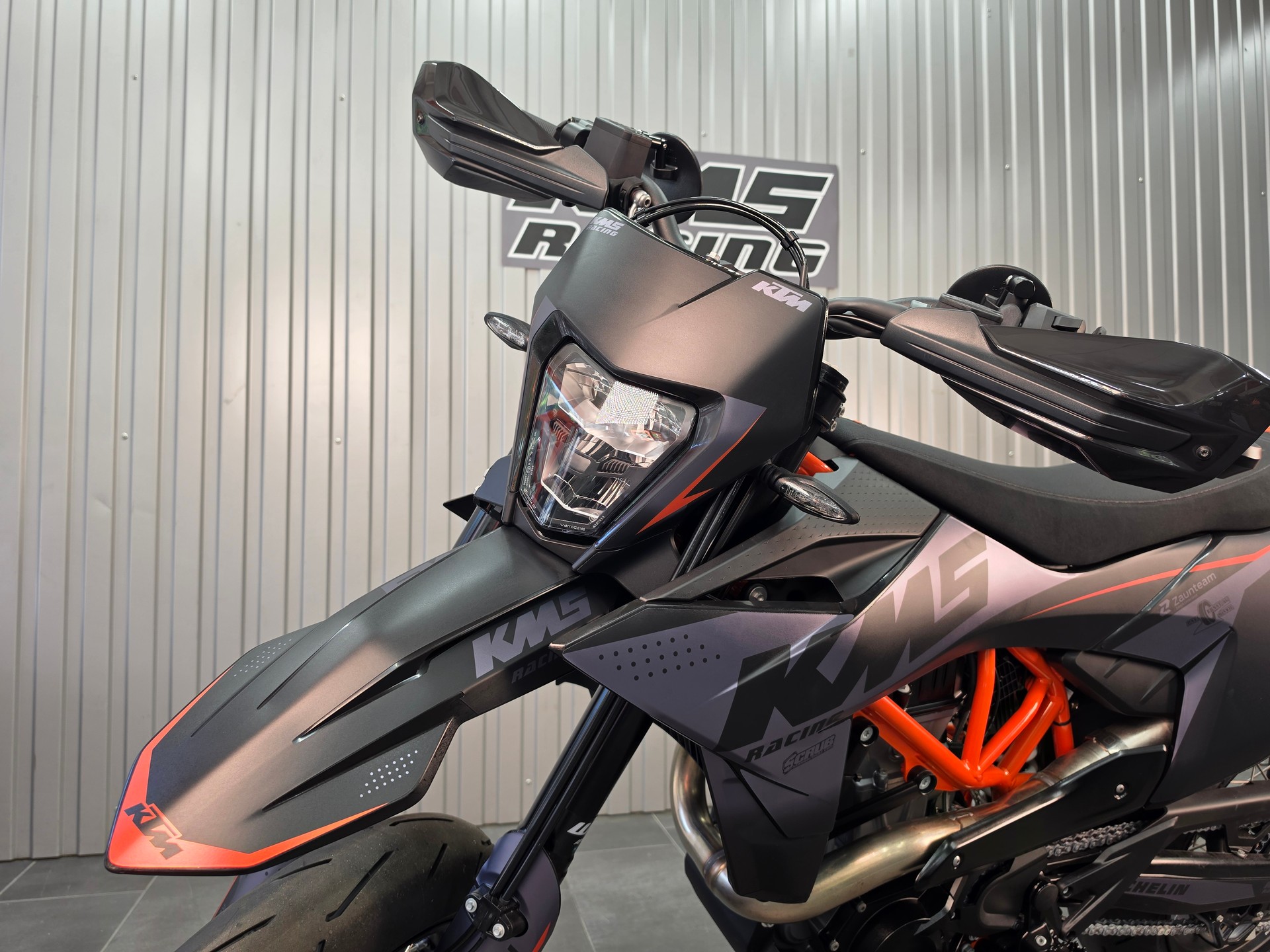 KTM 690 SMC R ABS (35 kW)-image-4