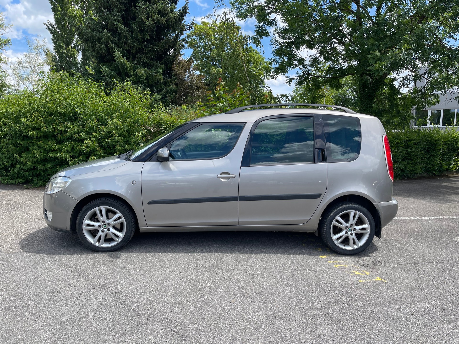 SKODA Roomster 1.6 Scout Automatic-image-1