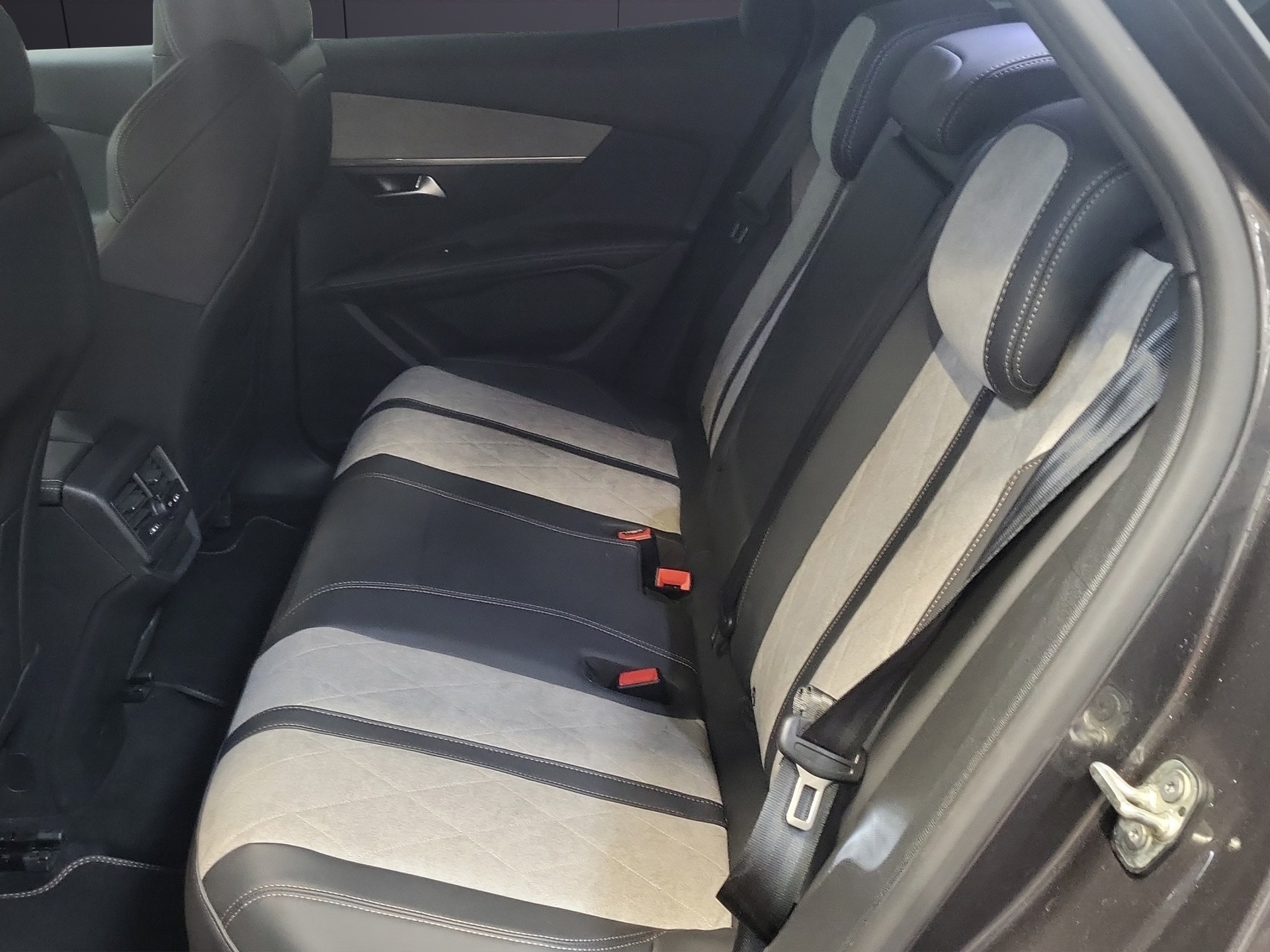 PEUGEOT 3008 1.6 PHEV Hybrid4 GT-image-4