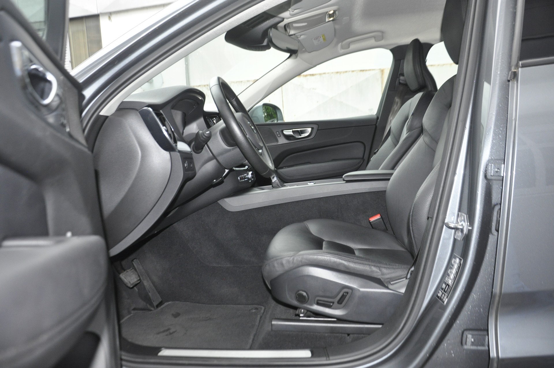 VOLVO XC60 D4 AWD Momentum Geartronic-image-4