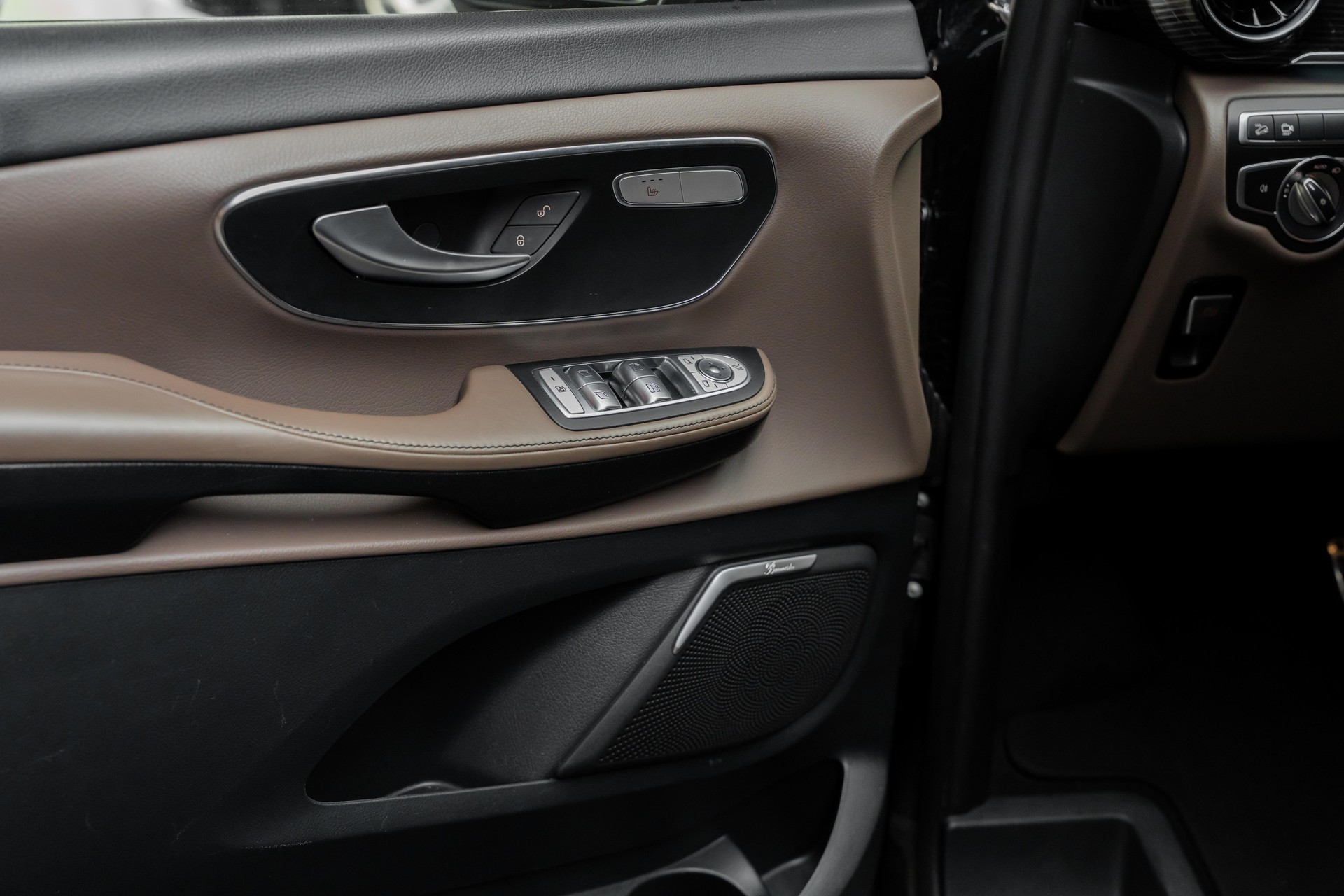 MERCEDES-BENZ V 250 d extralang Avantgarde 4Matic 9G-Tronic-image-22