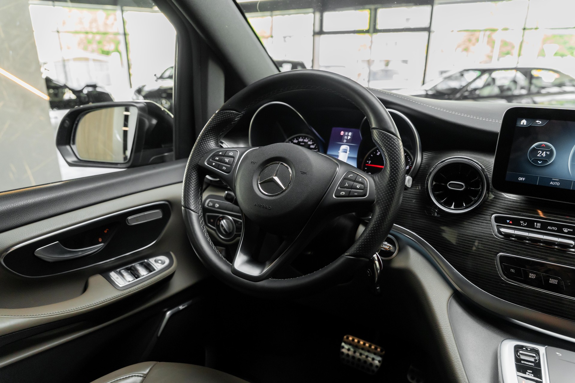 MERCEDES-BENZ V 250 d extralang Avantgarde 4Matic 9G-Tronic-image-17