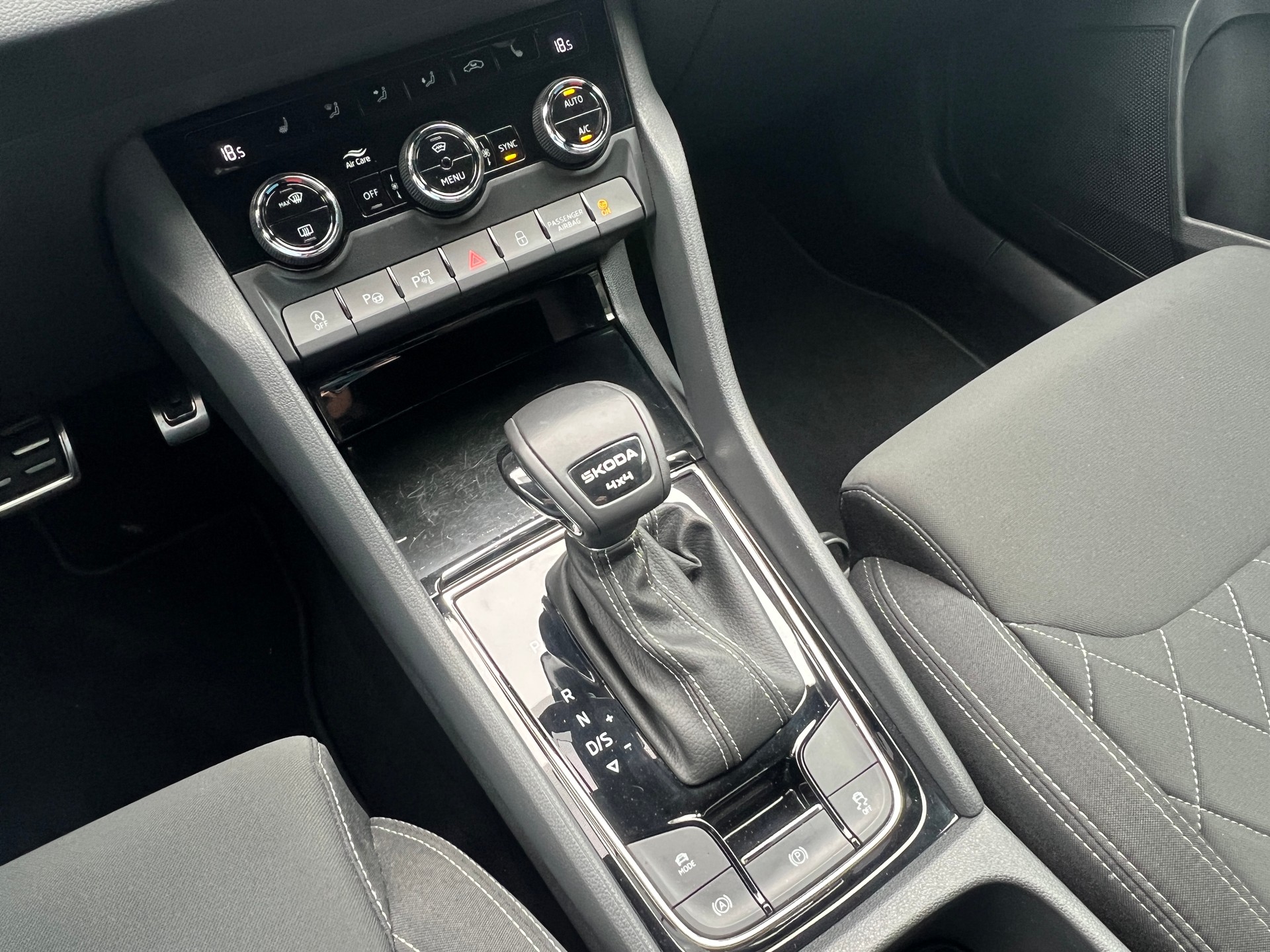 SKODA Karoq 2.0 TSI SportLine 4x4 DSG-image-8