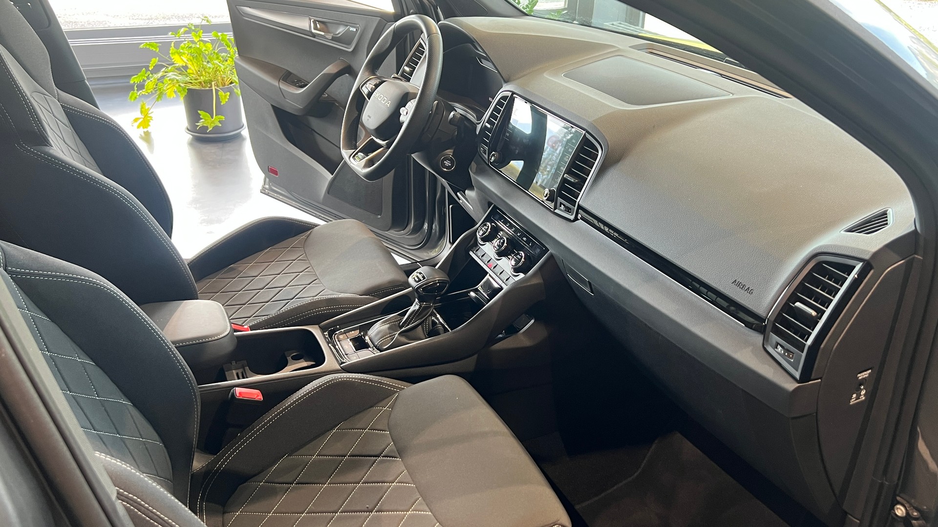 SKODA Karoq 2.0 TSI SportLine 4x4 DSG-image-4