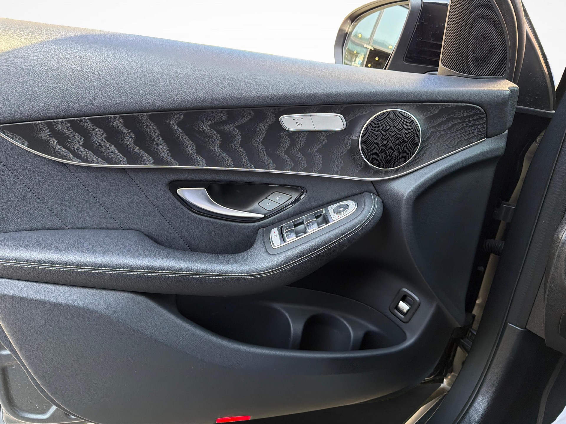 MERCEDES-BENZ GLC 200 AMG Line 4m-image-10