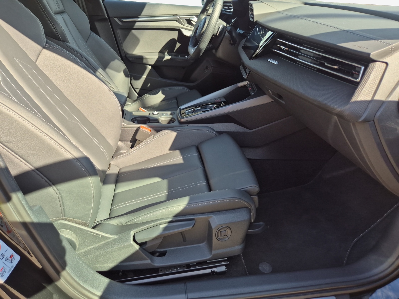 AUDI S3 Sportback TFSI quattro S-tronic-image-14
