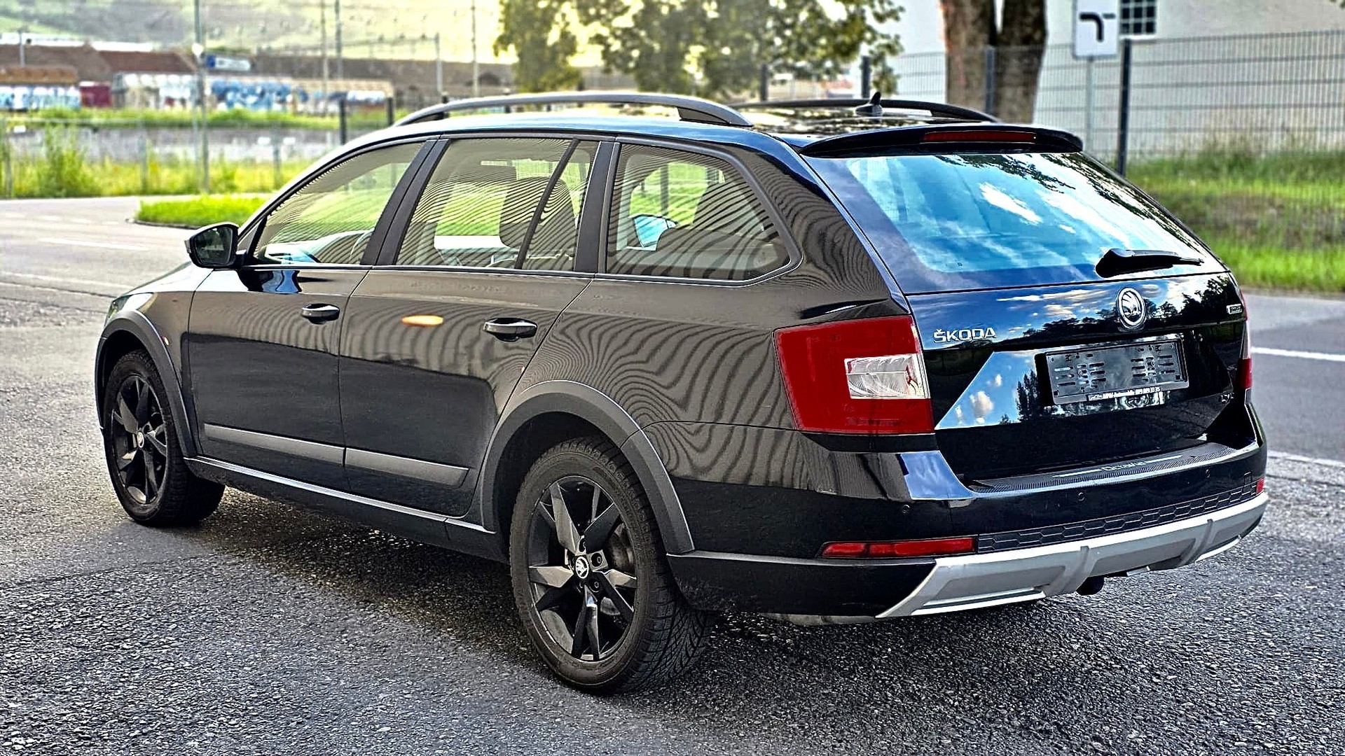 SKODA Octavia Combi 2.0 TDI Scout 4x4 DSG-image-3