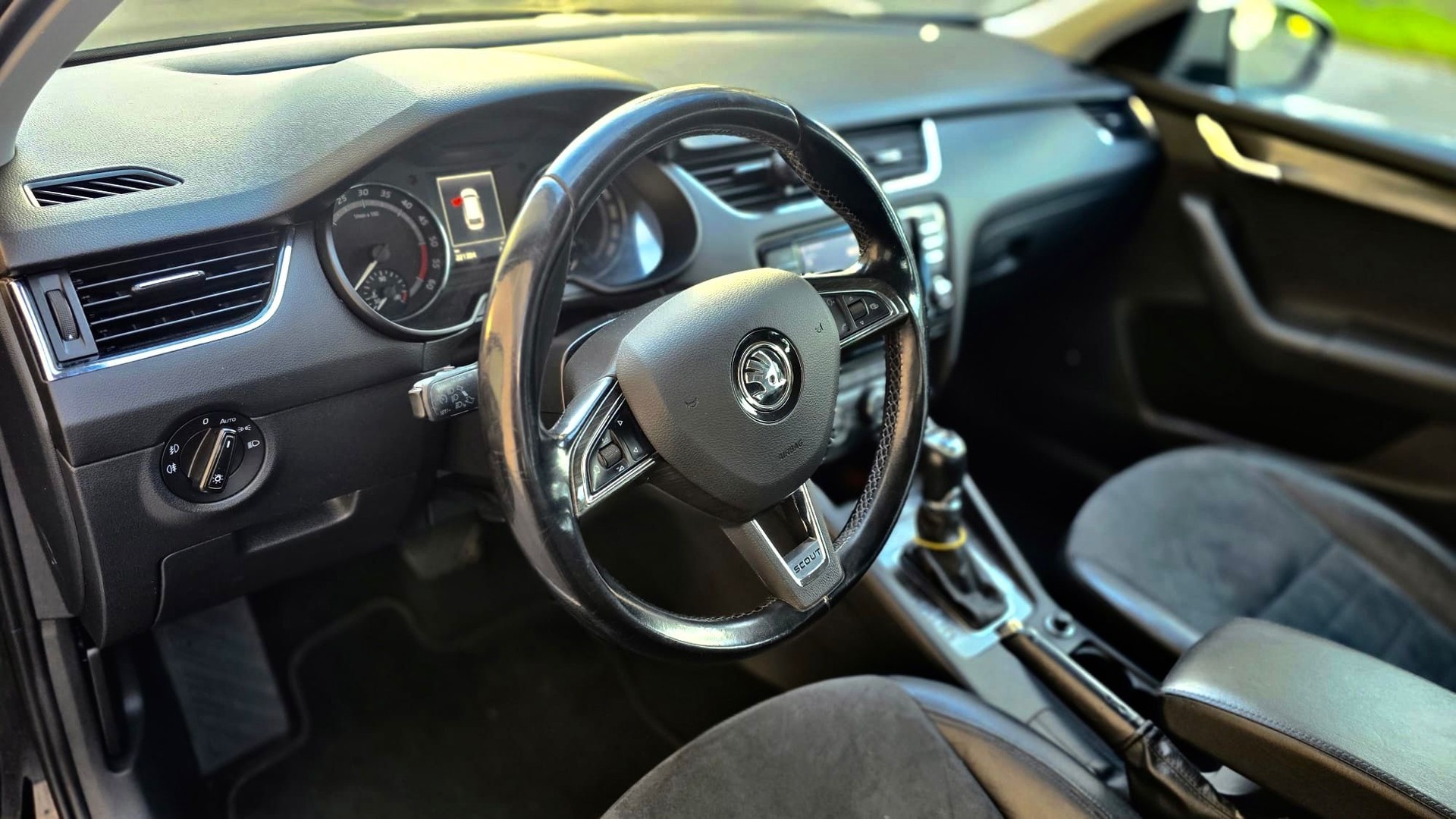 SKODA Octavia Combi 2.0 TDI Scout 4x4 DSG-image-10