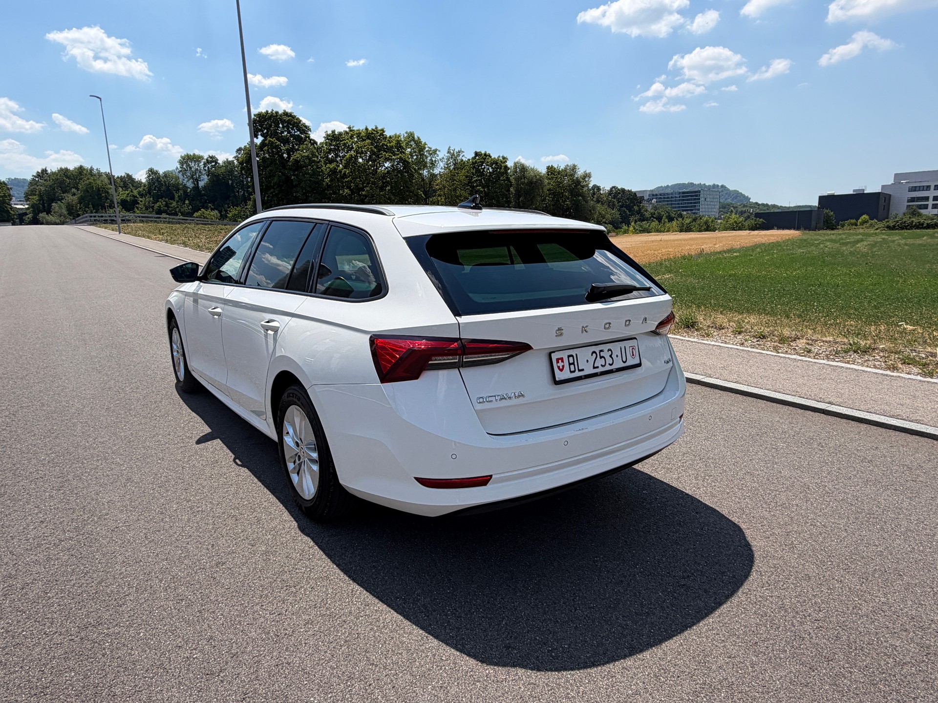 SKODA Octavia Combi 2.0 TDI DSG Ambition 4x4-image-8