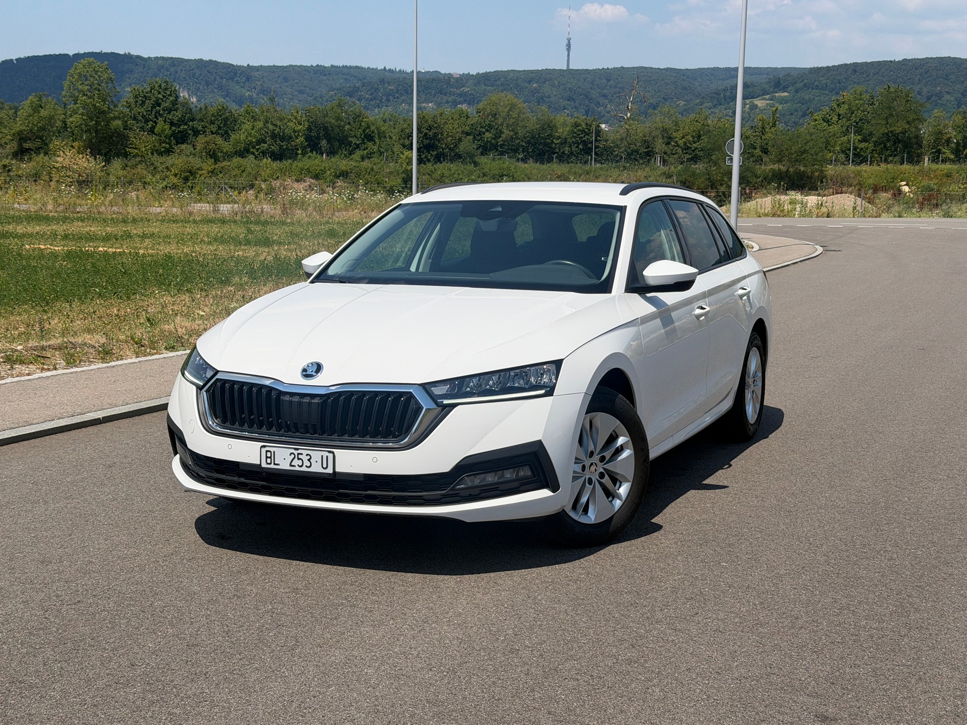 SKODA Octavia Combi 2.0 TDI DSG Ambition 4x4-image-0