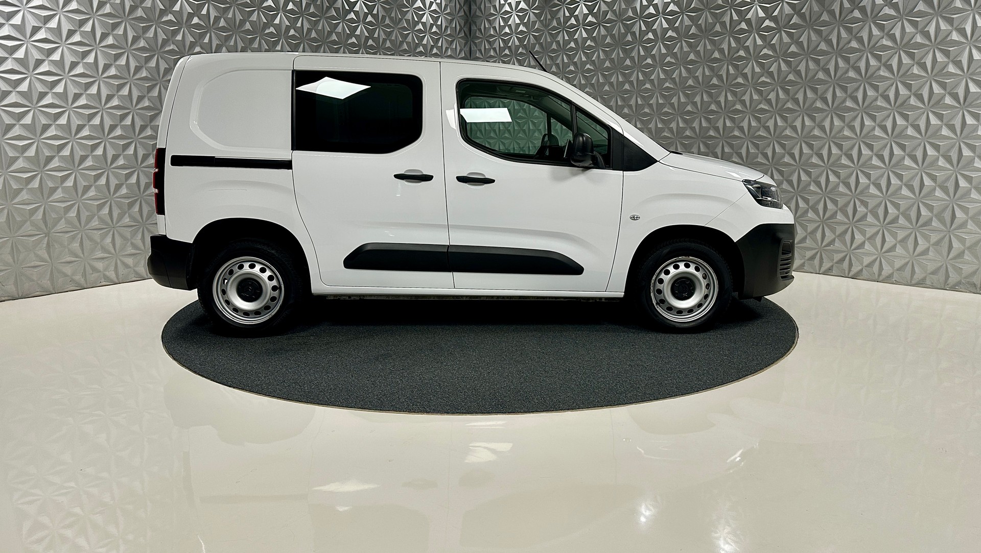 CITROEN Berlingo Van 1.2 Pure Tech 130 s/s Club EAT8 1000kg-image-3