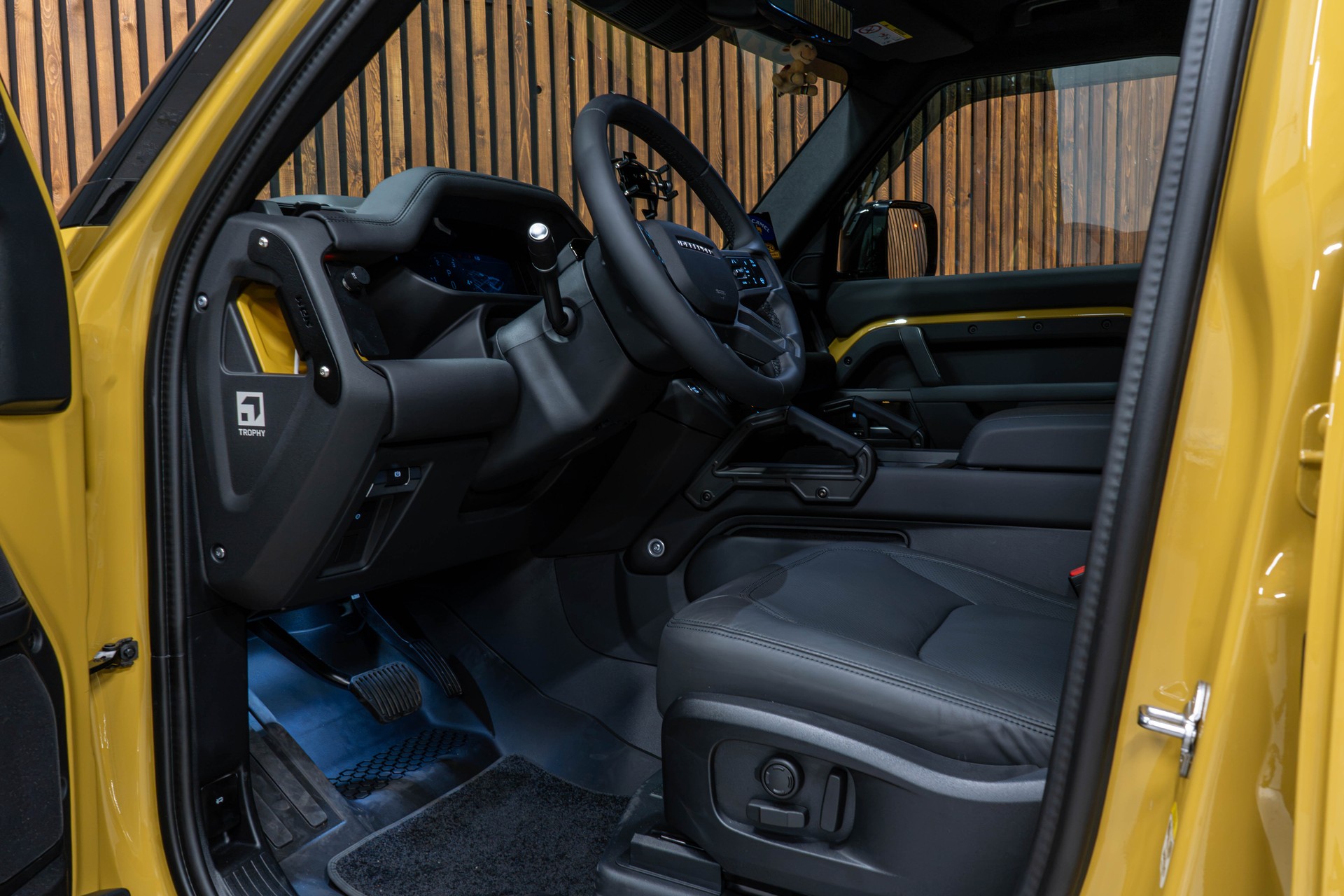 LAND ROVER Defender 110 3.0 D I6 350 Trophy Edition Yellow-image-8
