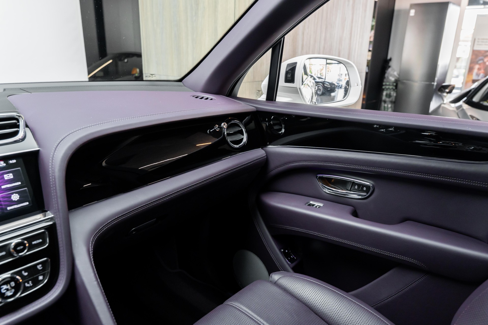 BENTLEY Bentayga V8-image-18