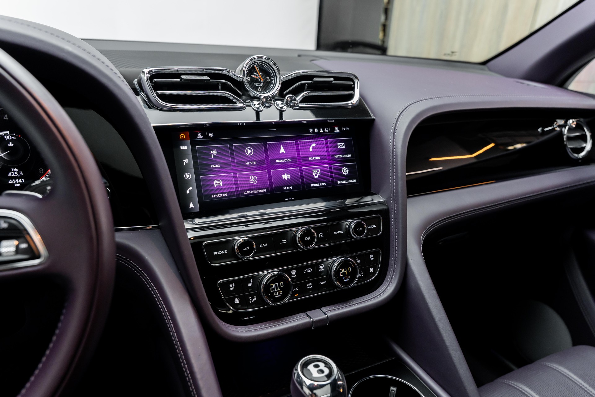 BENTLEY Bentayga V8-image-12