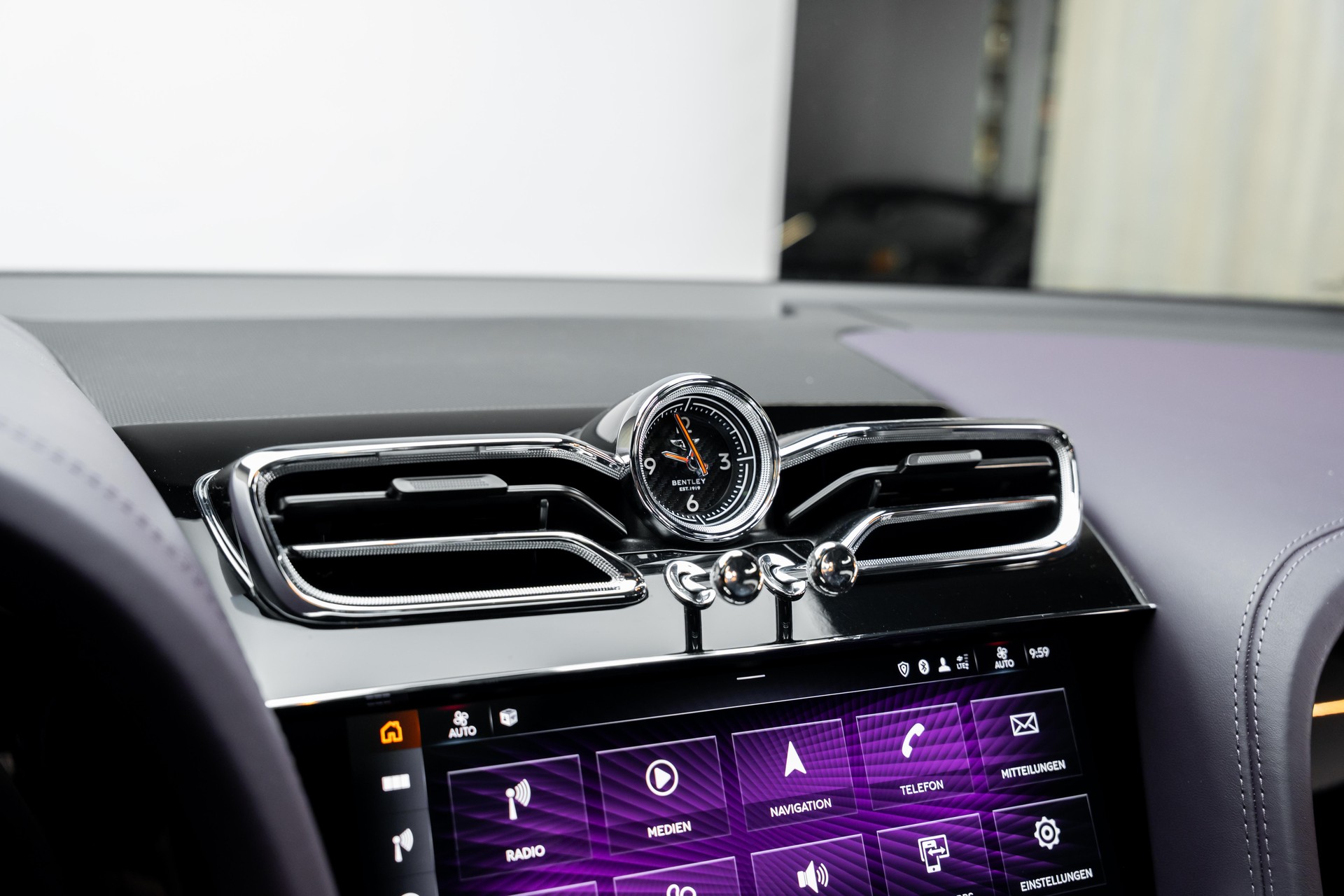 BENTLEY Bentayga V8-image-13