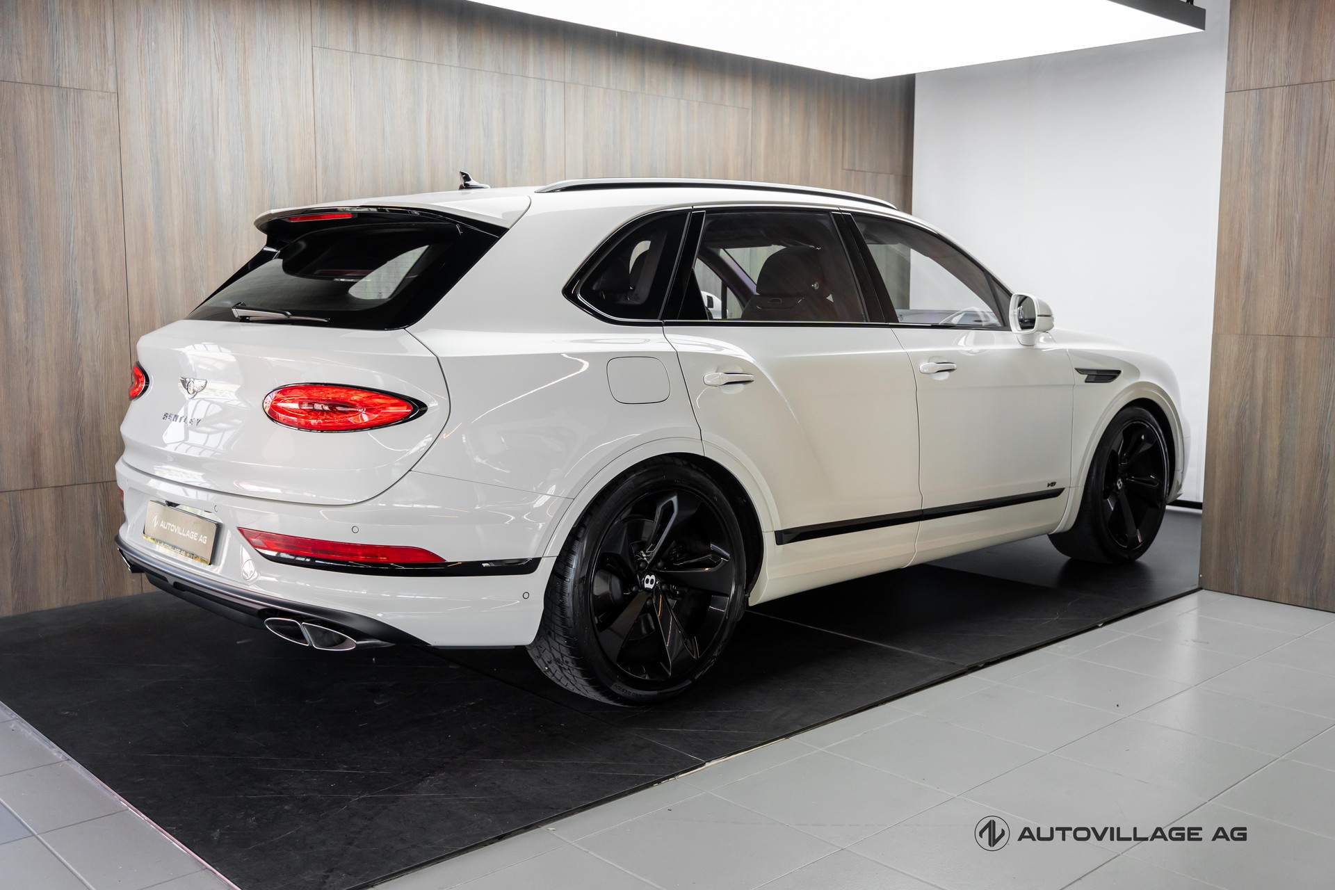 BENTLEY Bentayga V8-image-1