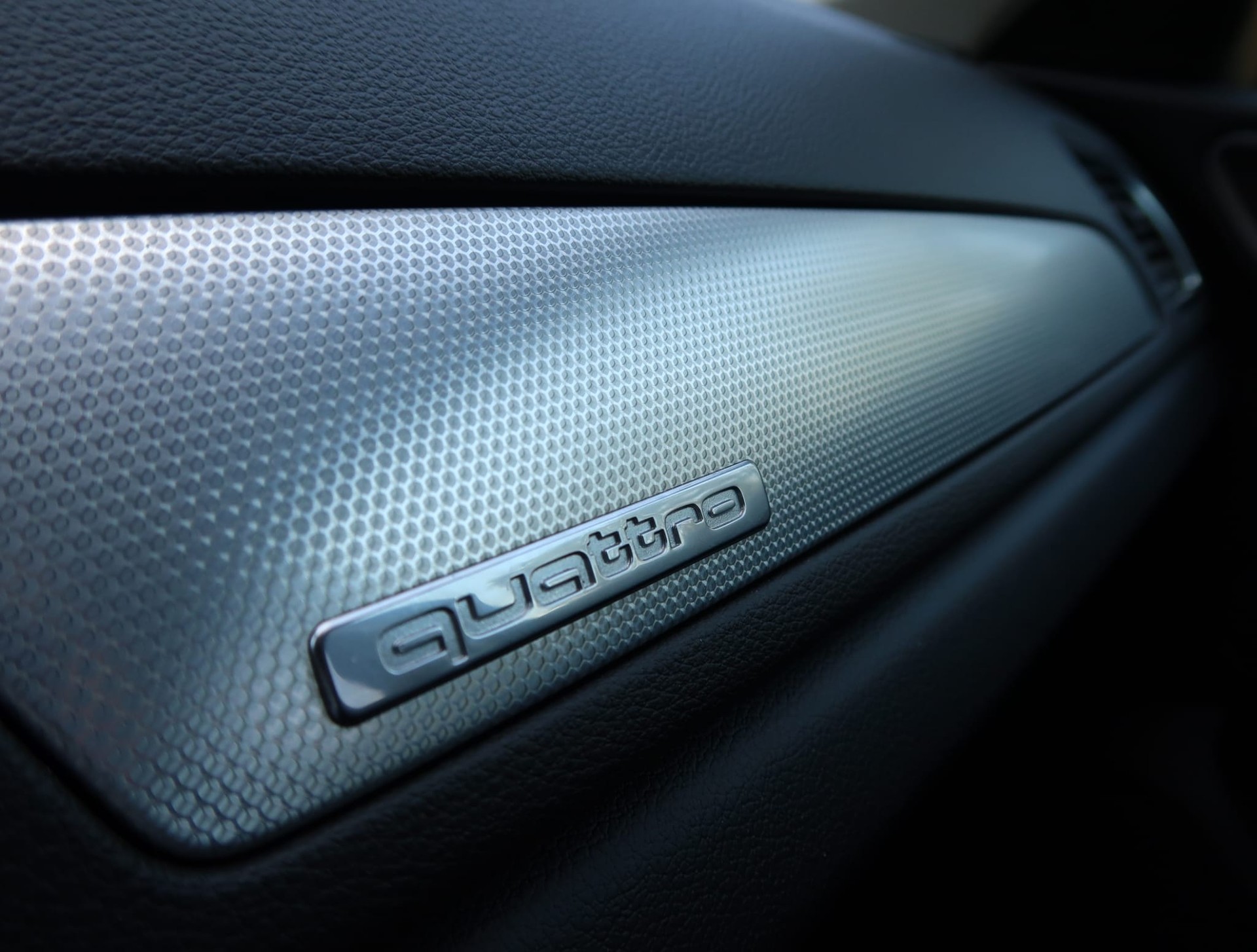 AUDI Q3 2.0 TFSI quattro S-tronic-image-23