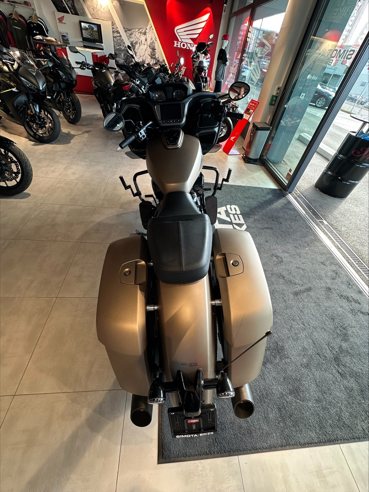 INDIAN Challenger Dark Horse-showroom-element-1