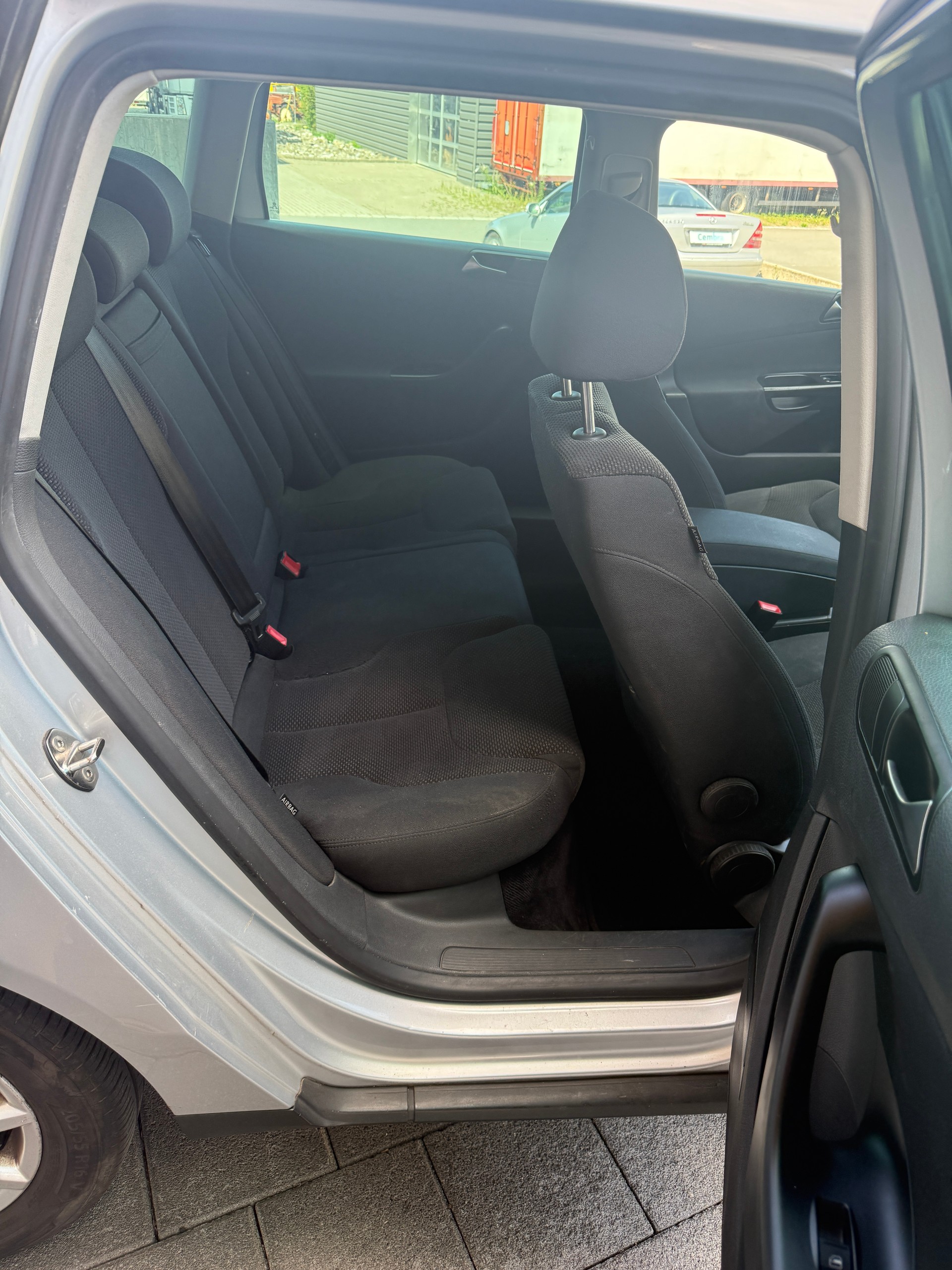 VW Passat Variant 1.9 TDI BlueMotion-image-12